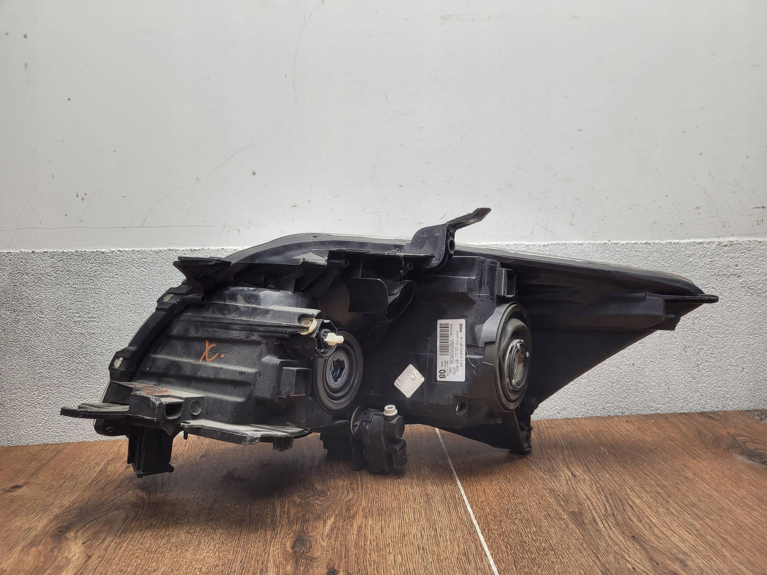 Toyota Auris I 8113002470 SVETLO PRAVÝ PREDNÝ