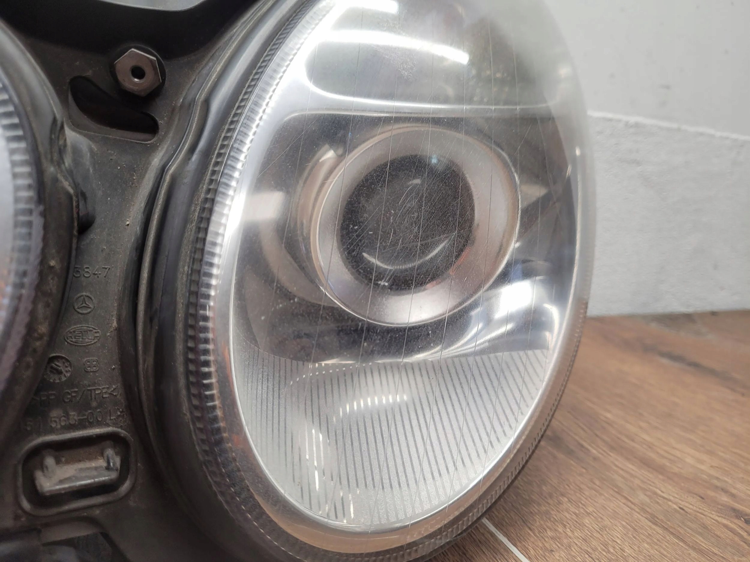 MERCEDES E W211 W 211 ĽAVÉ PREDNÉ SVETLO OBYČAJNÉ