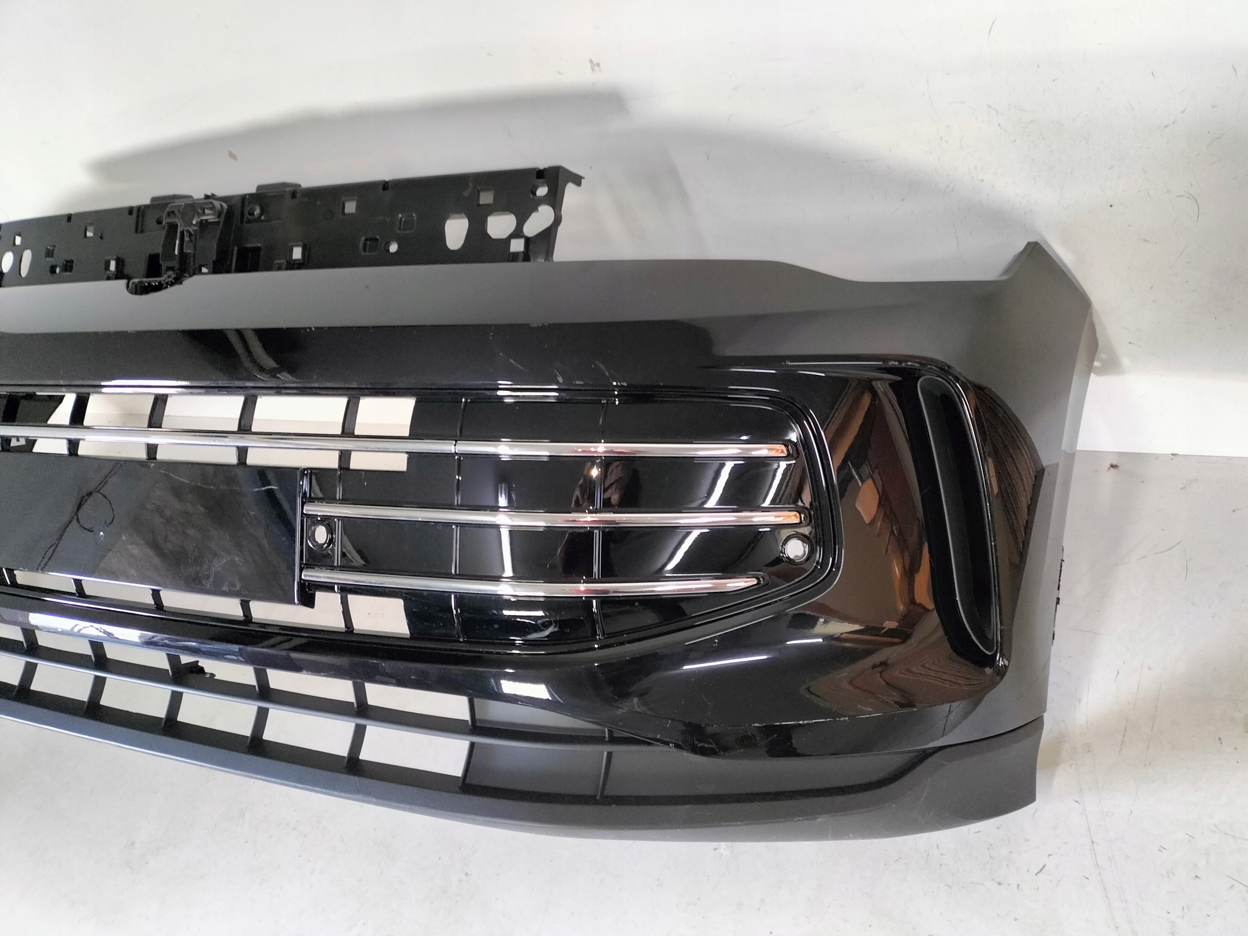 PREDNÝ NÁRAZNÍK VW TIGUAN III 571 24-