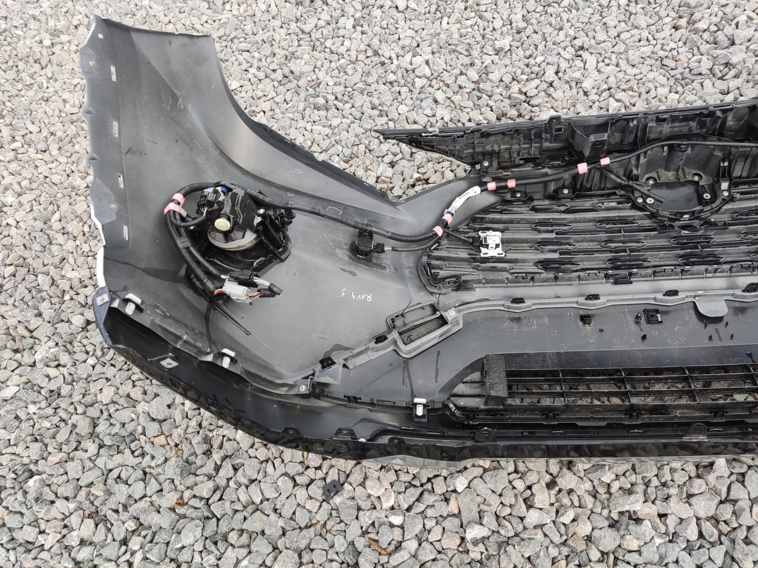 PREDNÝ NÁRAZNÍK KOMPLETNY PDC SENZORY TOYOTA RAV4 V 2019-24 HYBRID