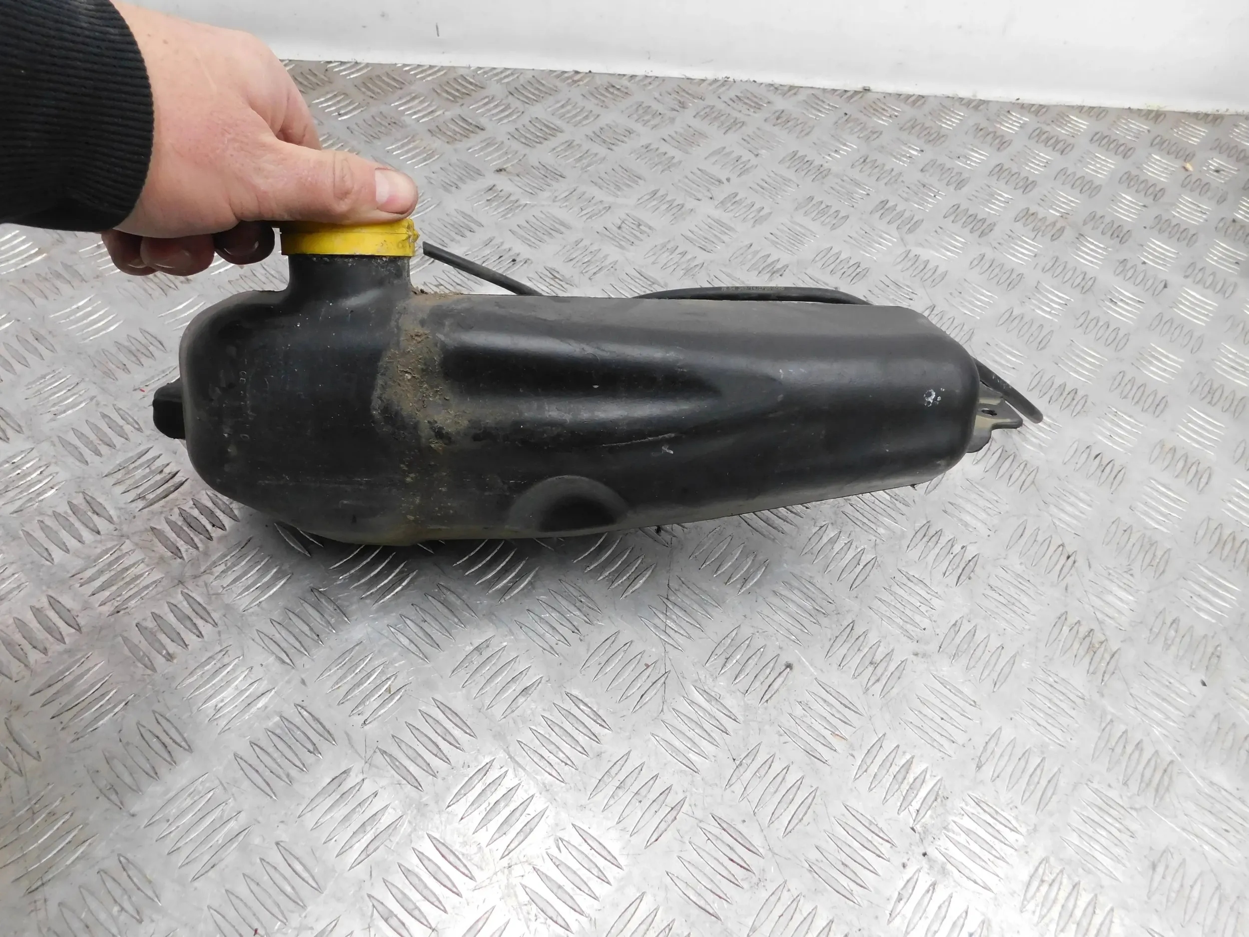 NÁDOBKA OSTREKOVAČOV DACIA SANDERO II 12-