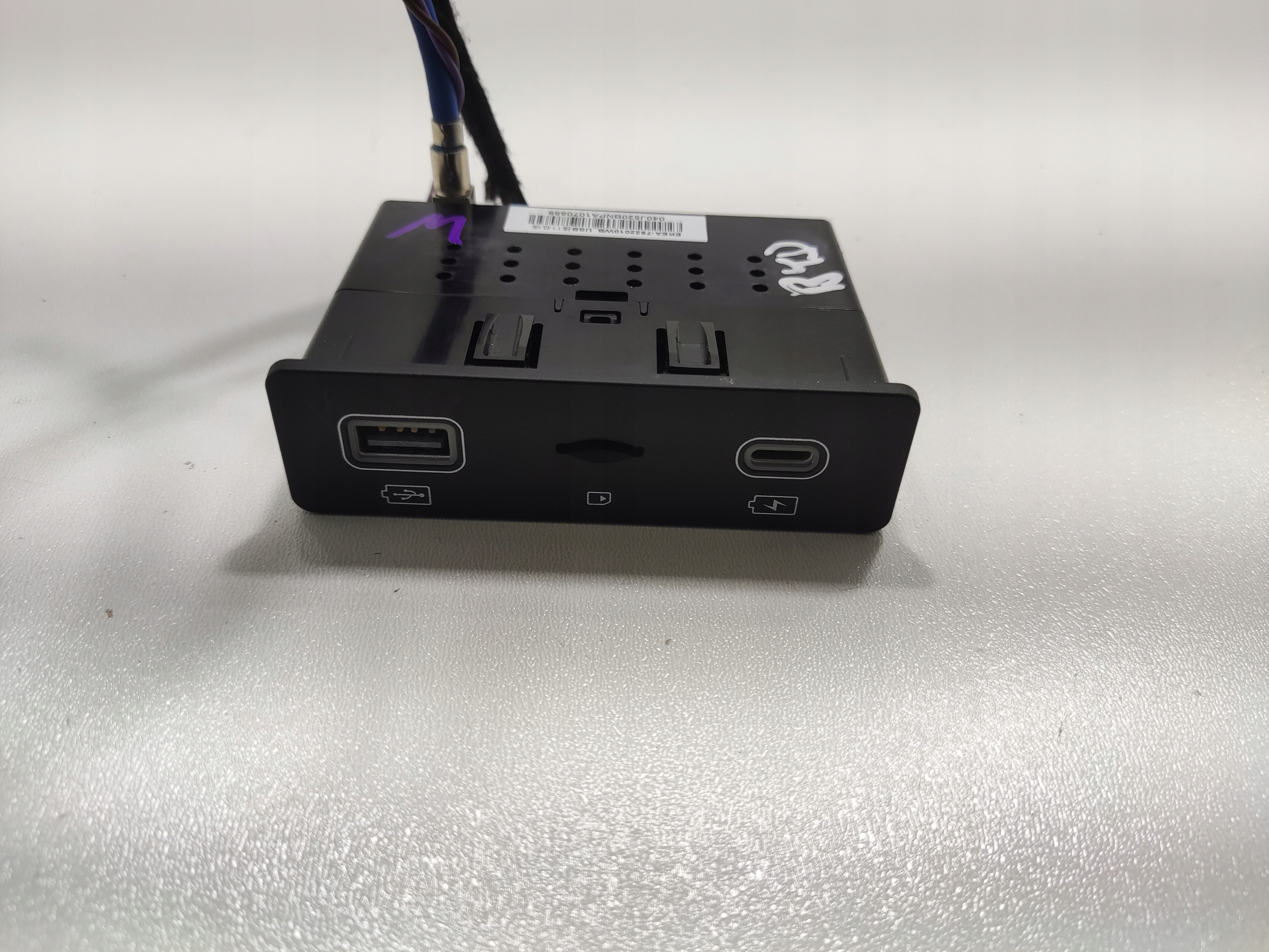 PANEL ZÁSUVKA USB BYD SEAL 2024-2025 EKEA-7922010WB
