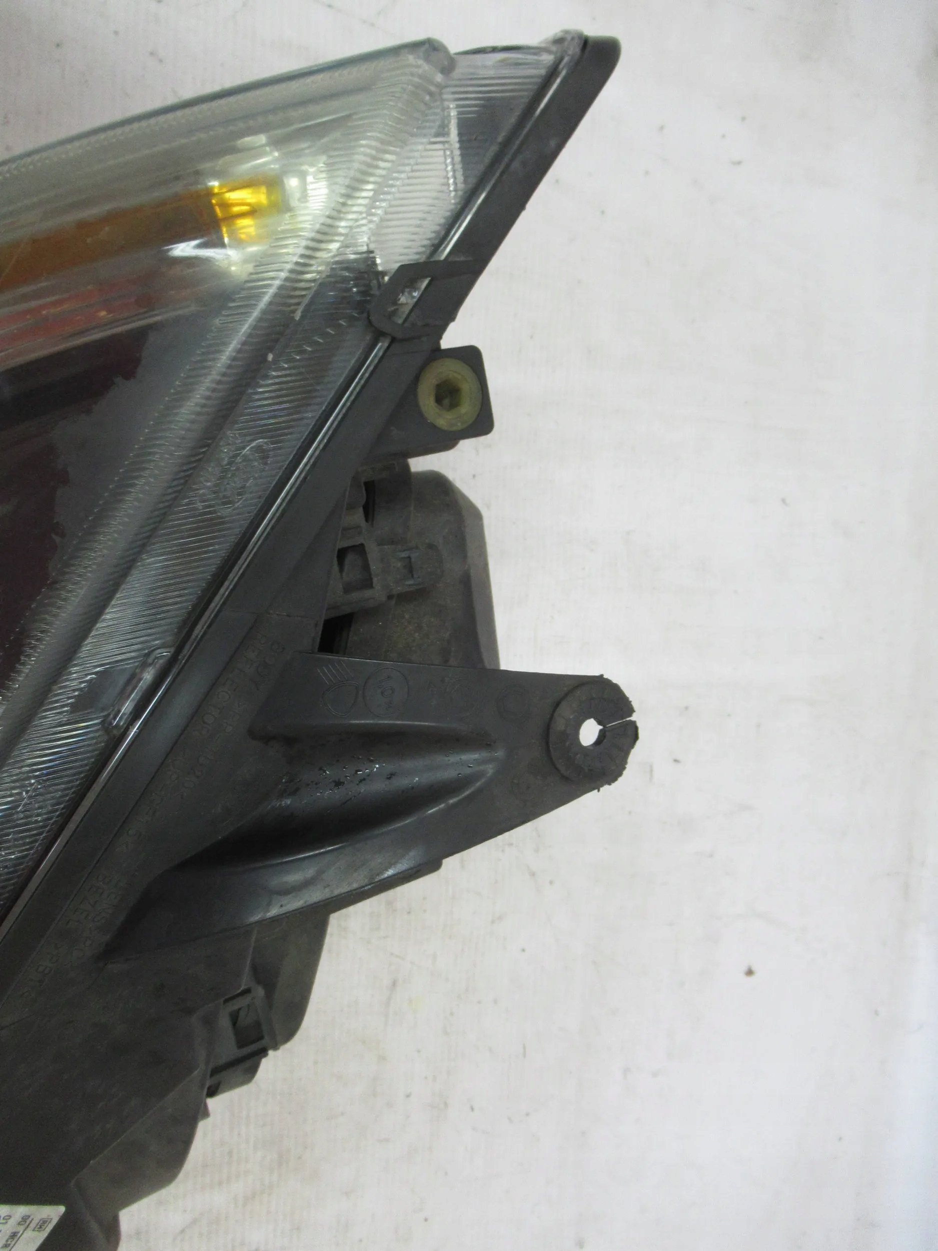 PRAVE PREDNE SVETLO FORD FOCUS MK2 II 2 04-