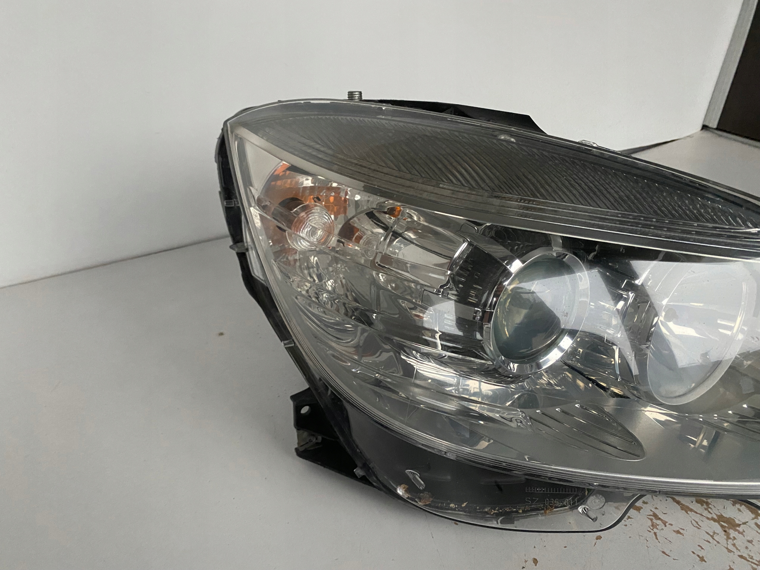 PRAVE PREDNE SVETLO MERCEDES C-KLASA W204 07-10
