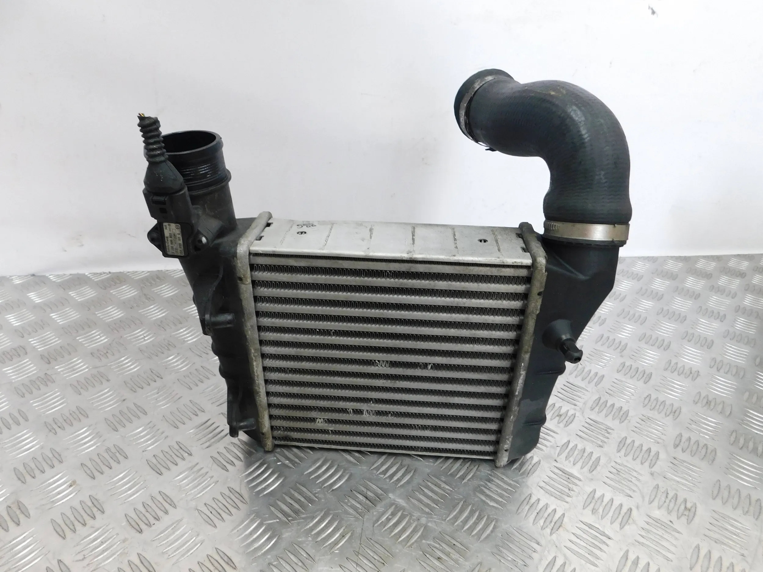 CHLADIČ INTERCOOLER EXEO 2.0 TDI 8E0145805AA