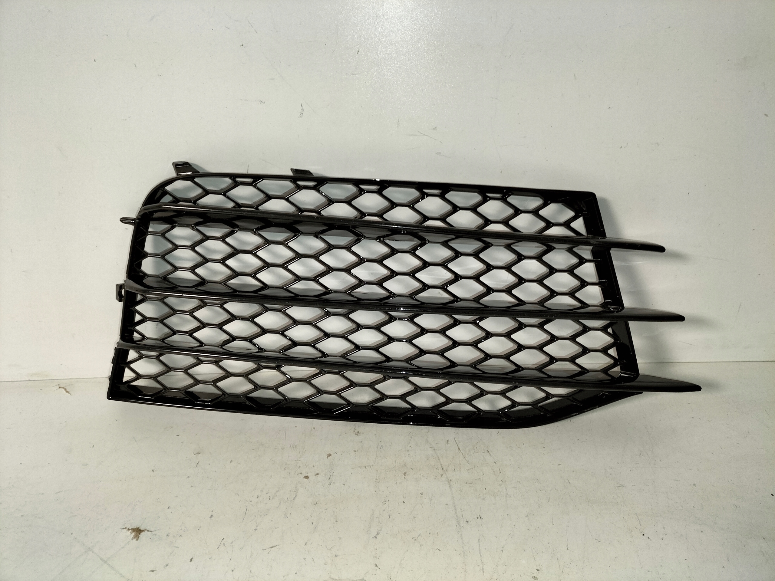 KRYTKA MRIEZKA PREDNEHO NARAZNIKA PRAVA AUDI TT RS 8J 06-14