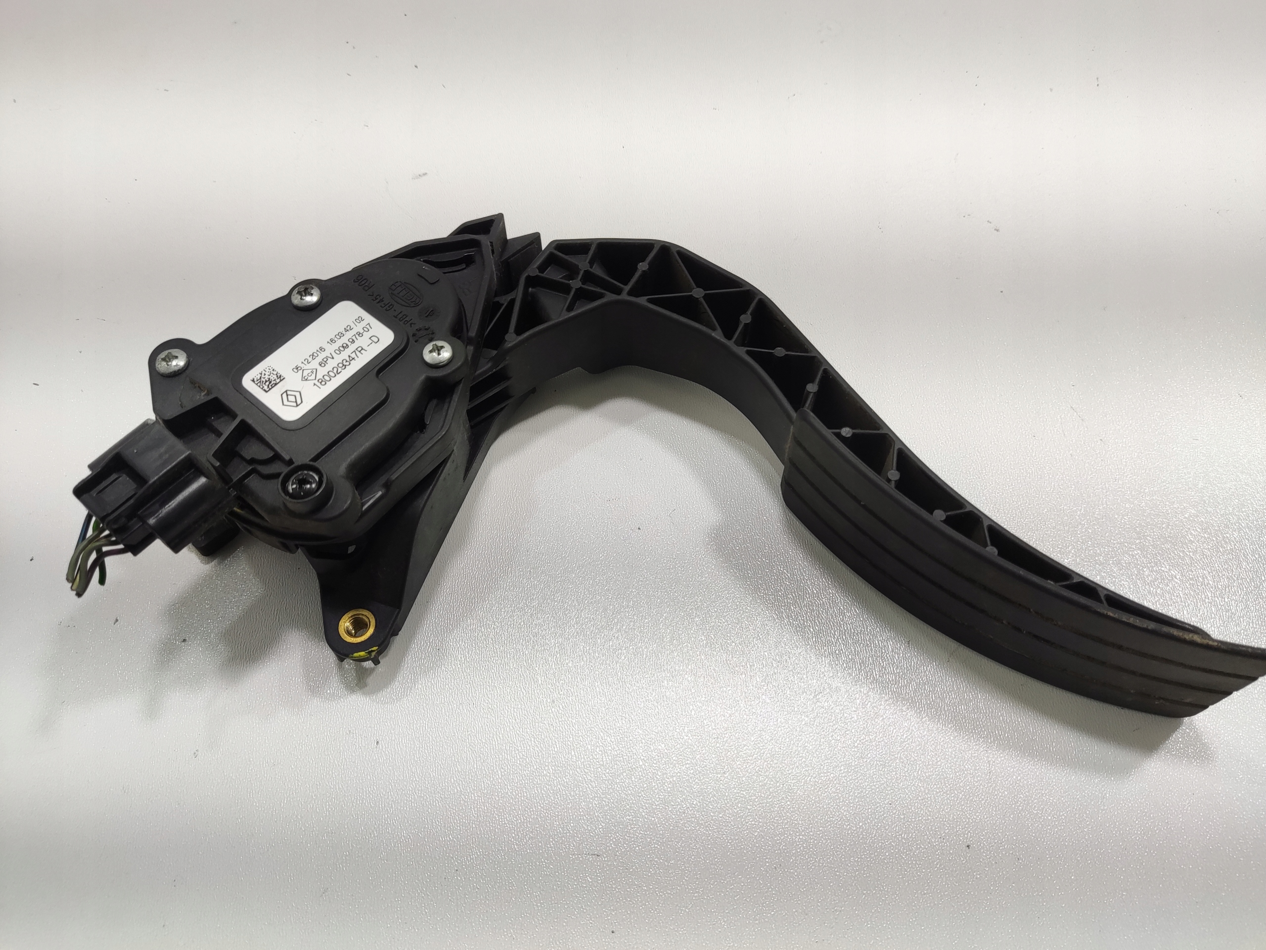 PLYNOVY PEDAL RENAULT CAPTUR I 2013-2016 180029347R