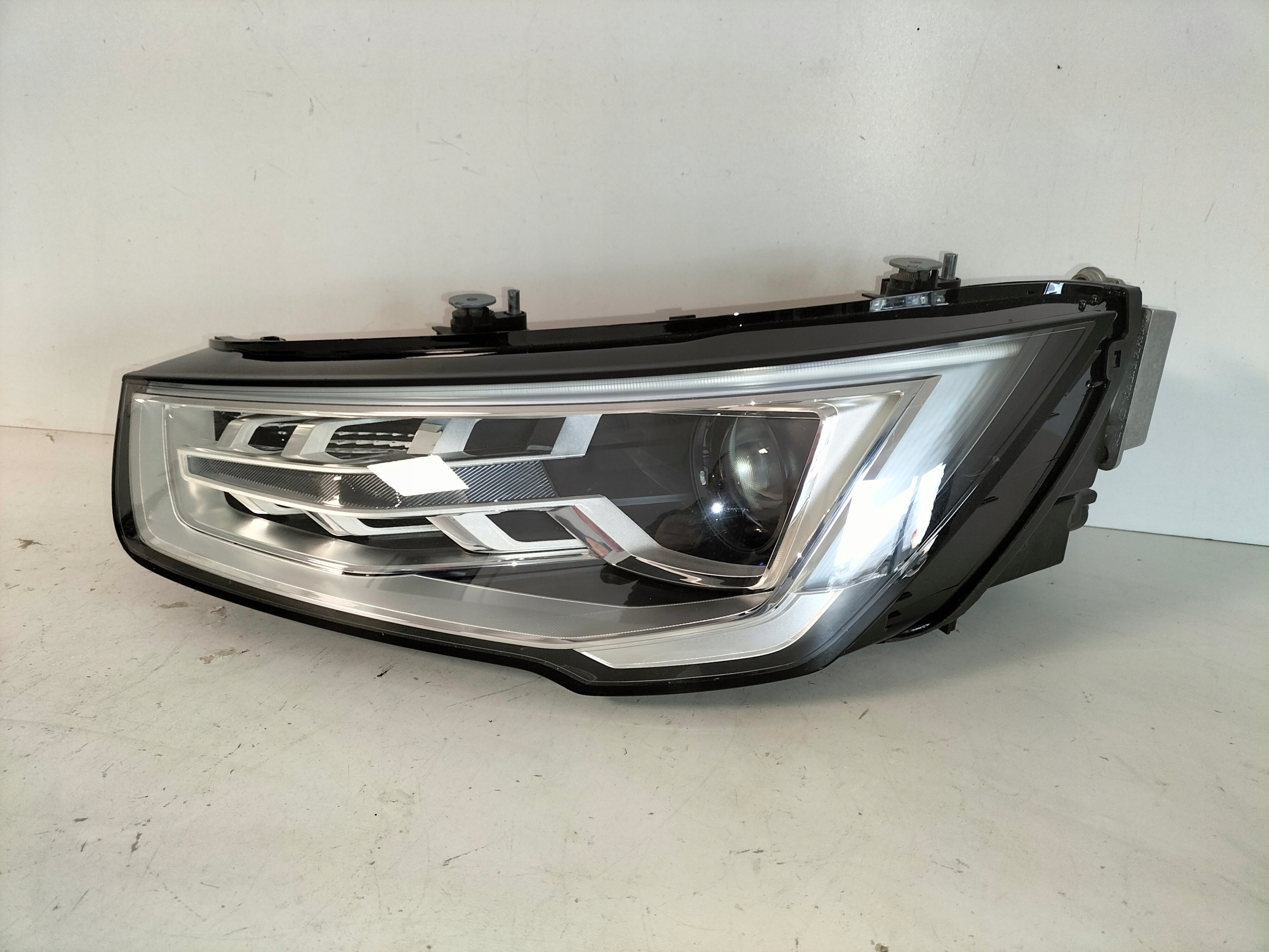 LAVE PREDNE SVETLO AUDI A1 8X LIFT 14-18 XENON