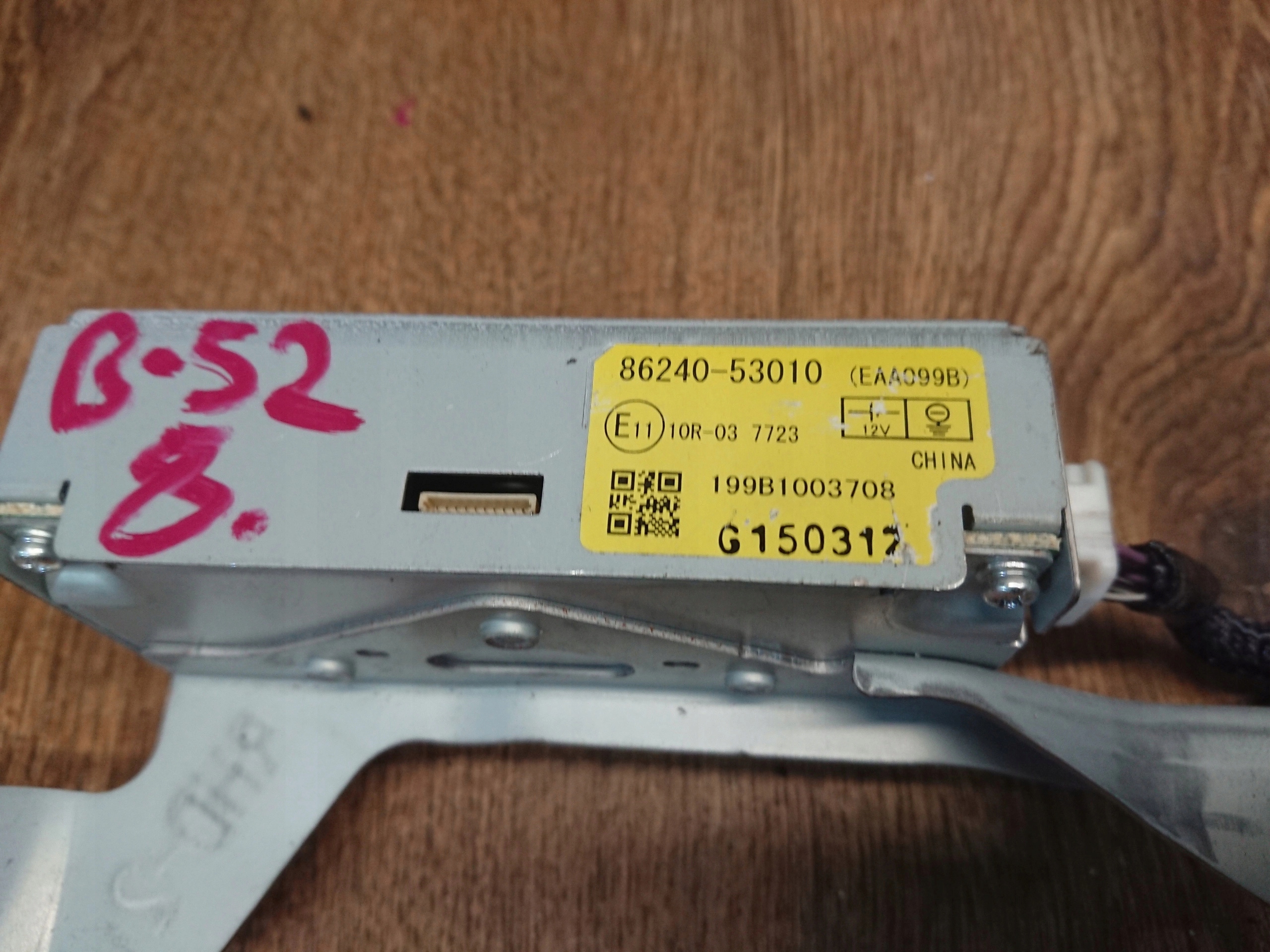 LEXUS IS300H 2.5 86240-53010 ZOSILNOVAC ANTENY