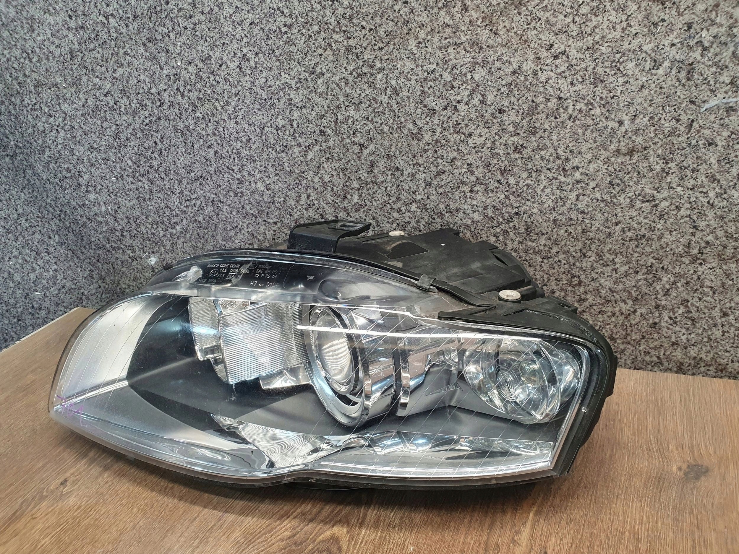 Audi A4 B7 8E 8H 05-07 XENON ĽAVÉ PREDNÉ SVETLO LAVA