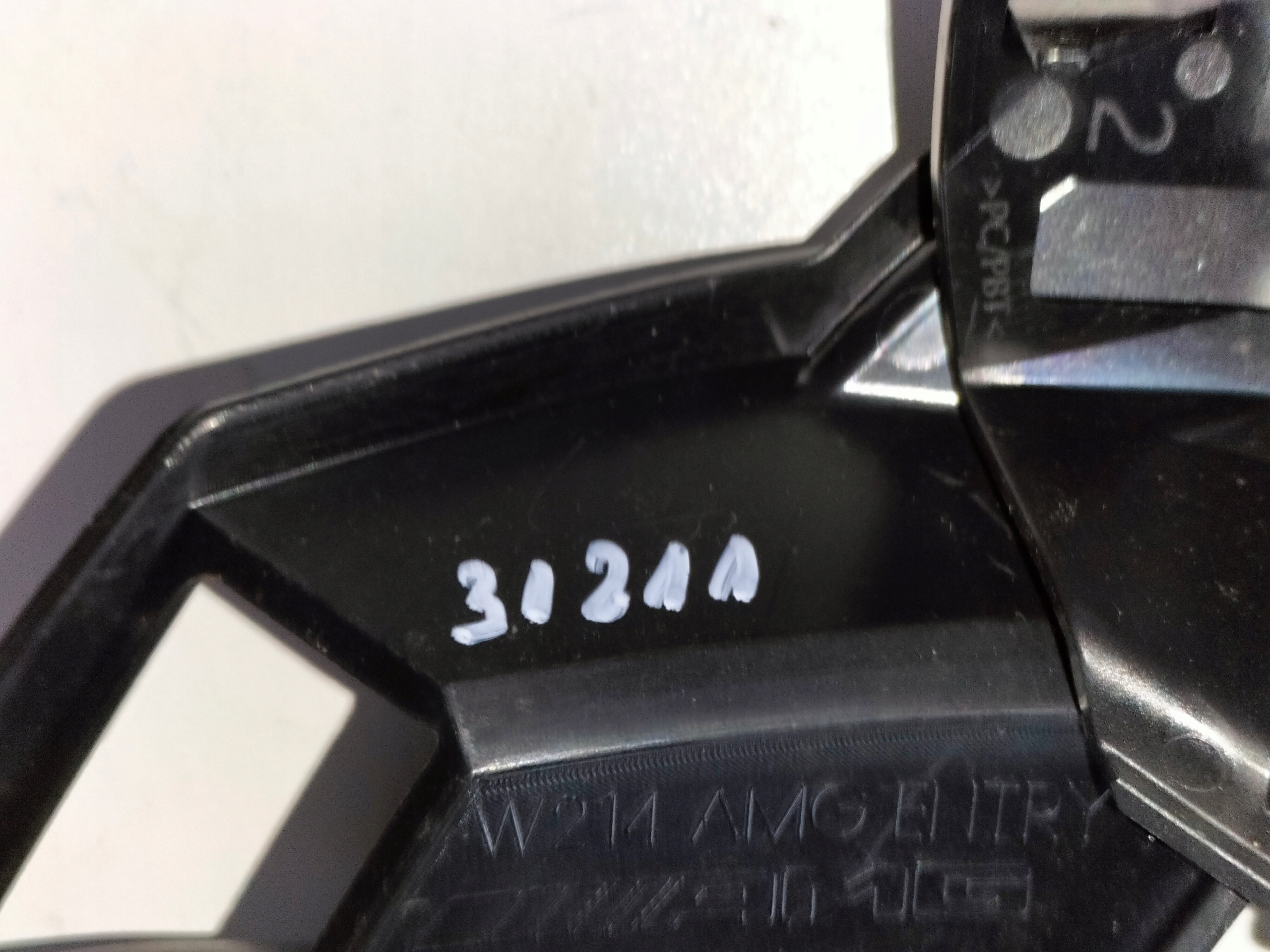 LIŠTA MRIEŽKA PREDNÉHO NÁRAZNÍKA LAVA MERCEDES E KLASA W214 63 AMG 22-