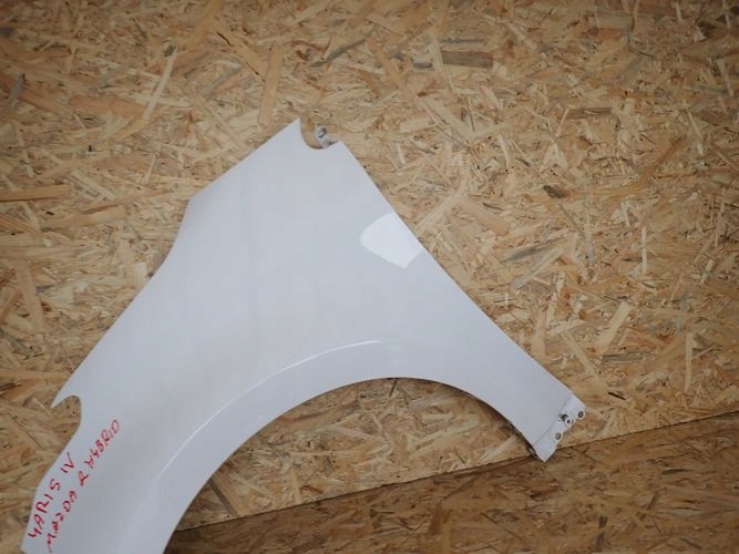 TOYOTA YARIS IV ĽAVÝ PREDNÝ BLATNÍK