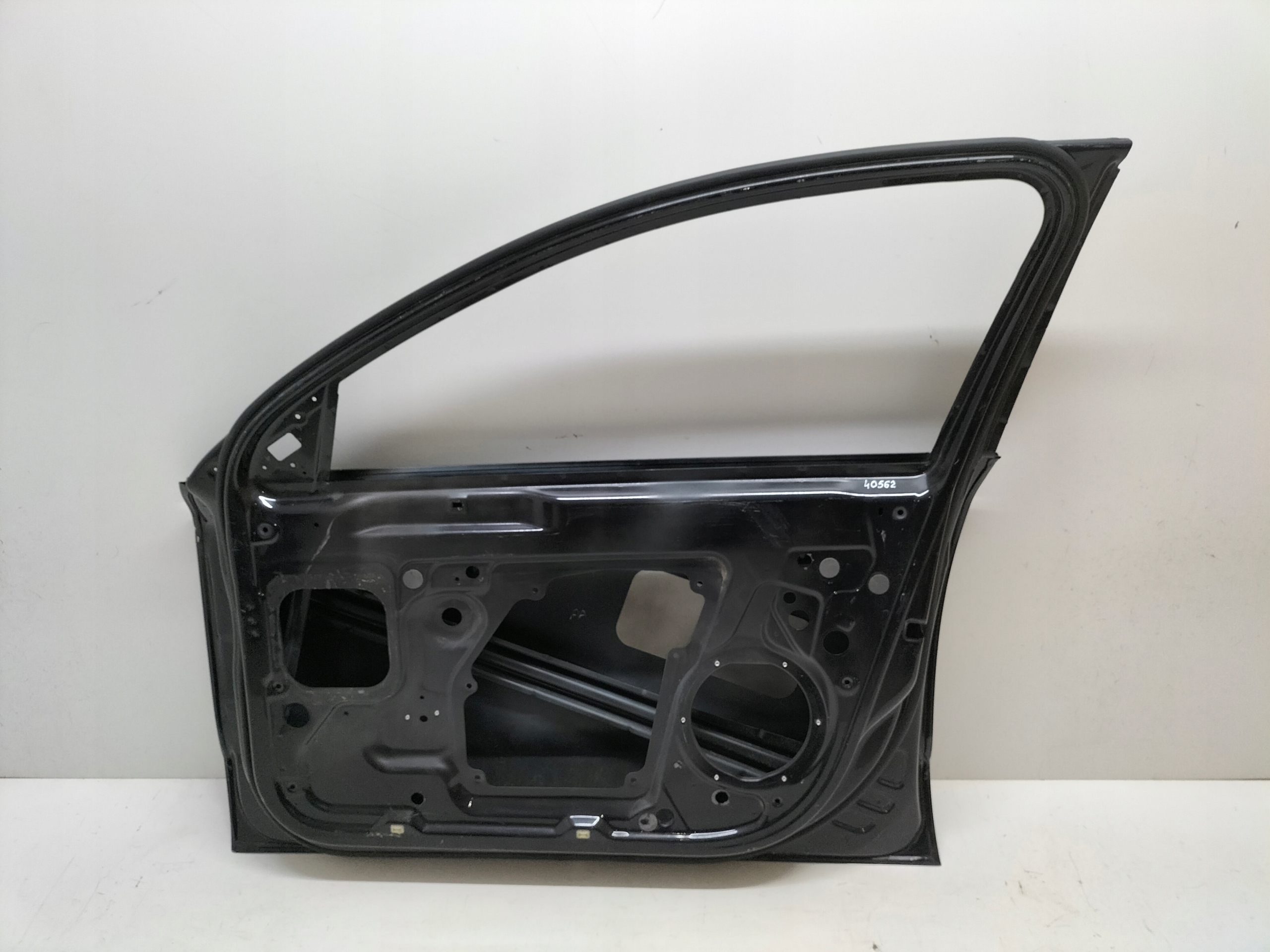 PRAVE PREDNE DVERE SKODA SUPERB 2 II 3T0 08-15