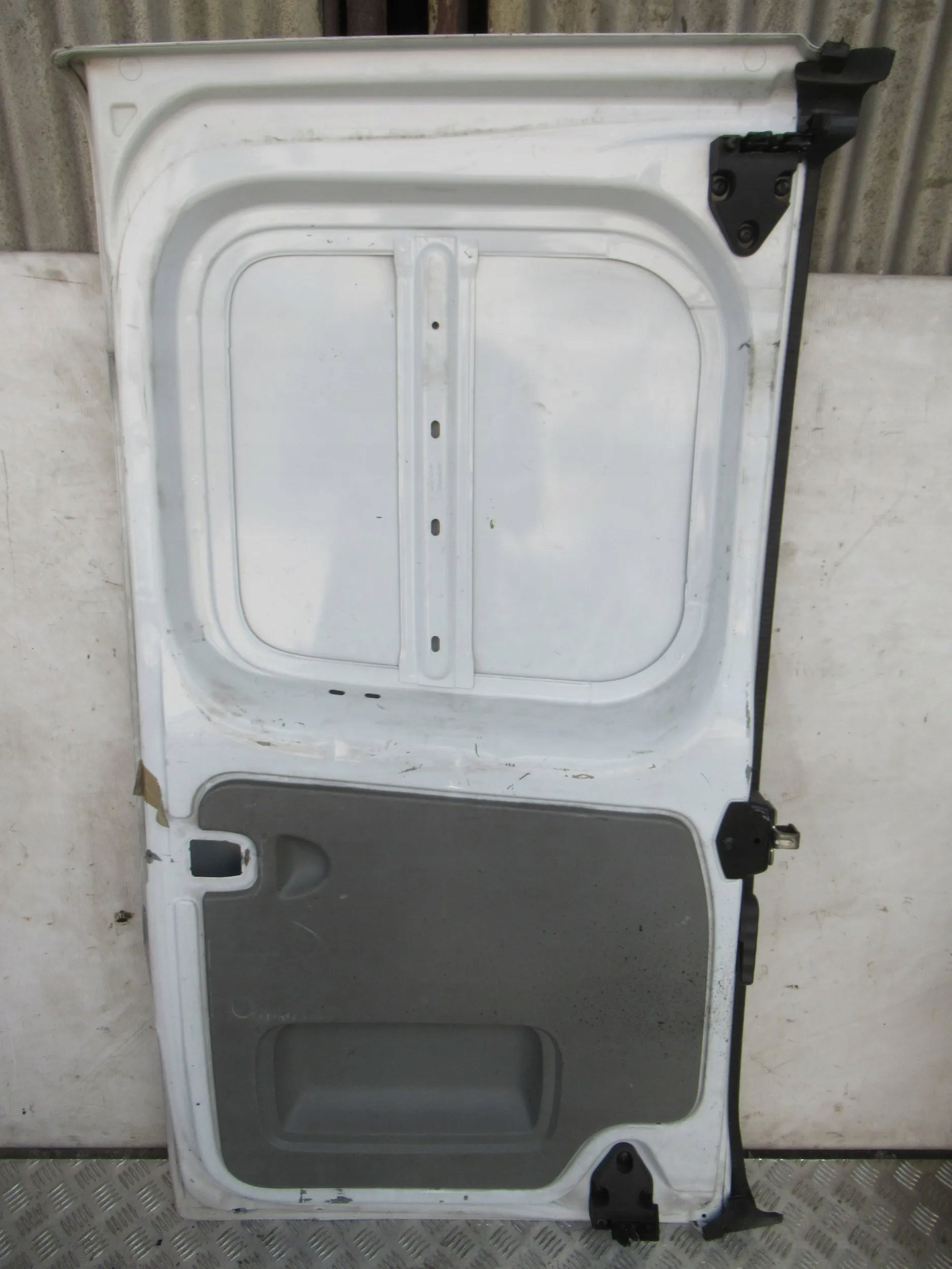 PRAVE ZADNE DVERE RENAULT TRAFIC