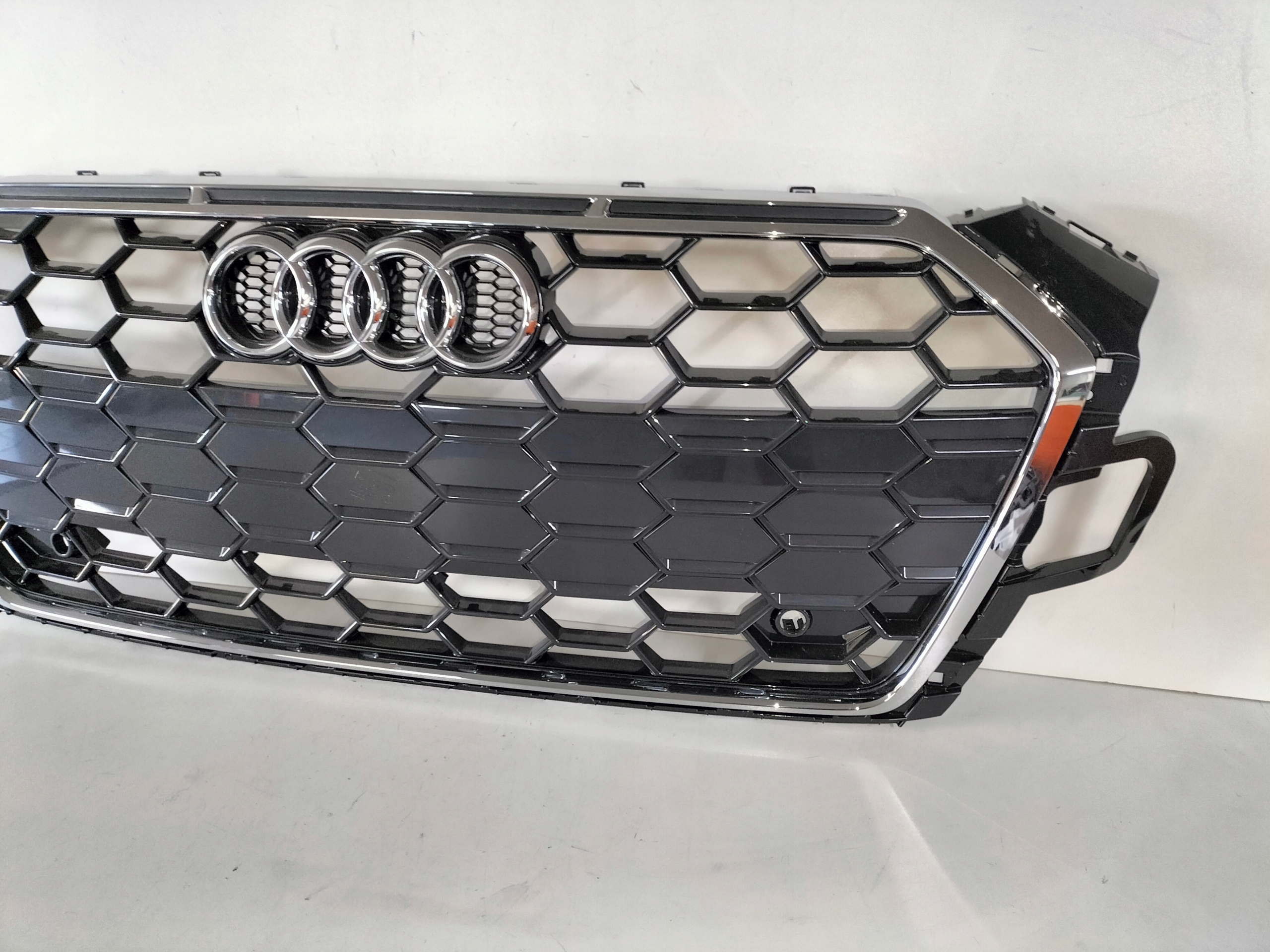 MRIEZKA LISTA AUDI A5 B9 LIFT 19- S-LINE VERZIA pod CIDLA PDC