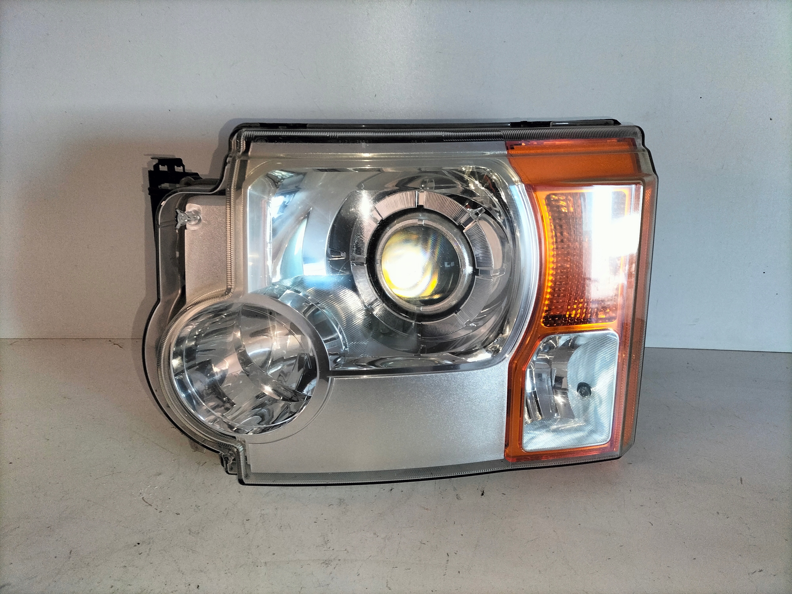 LAVE PREDNE SVETLO LAND ROVER DISCOVERY III 04-09 BI-XENON
