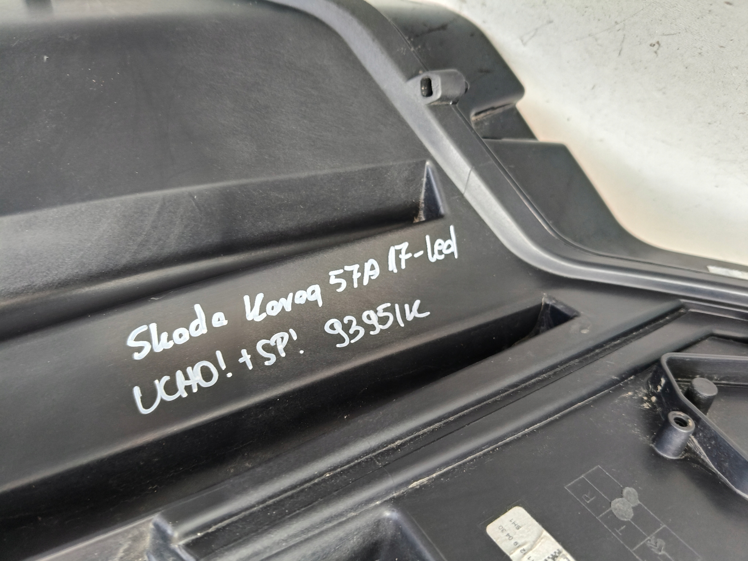 PRAVE PREDNE SVETLO SKODA KAROQ 57A 17- LED