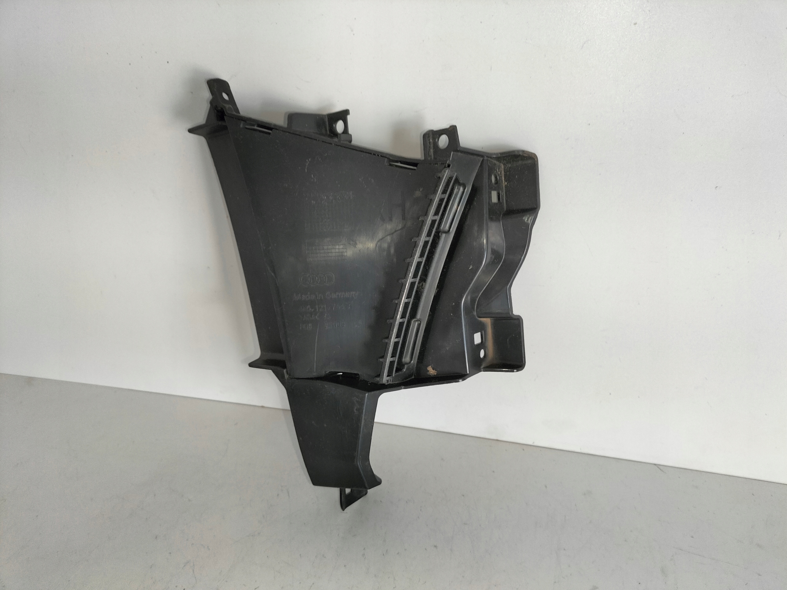 PRAVÉ NASÁVANIE VZDUCHU V PREDNOM NÁRAZNÍKU AUDI A6 C8 18-