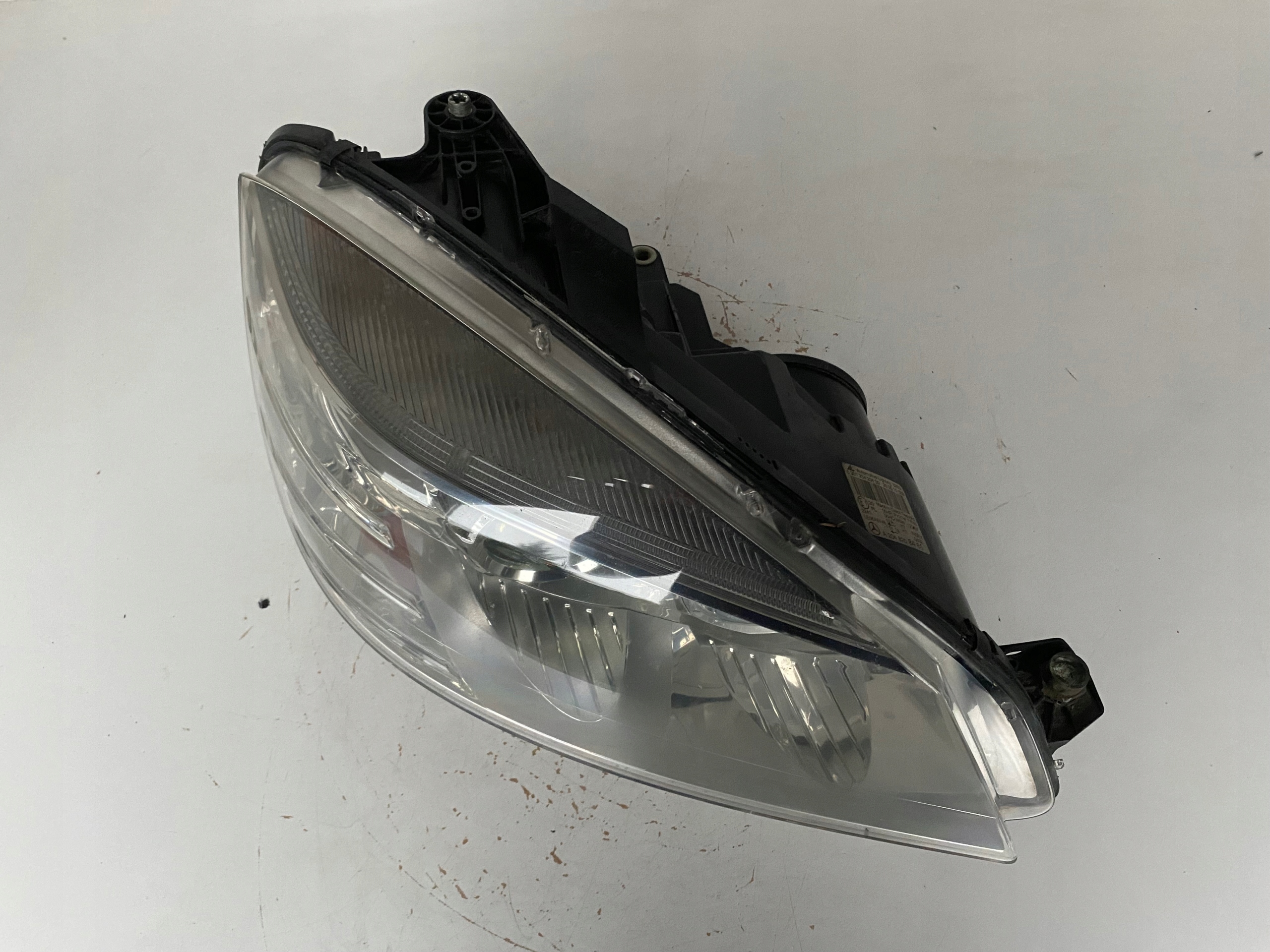 PRAVE PREDNE SVETLO MERCEDES C-KLASA W204 07-10