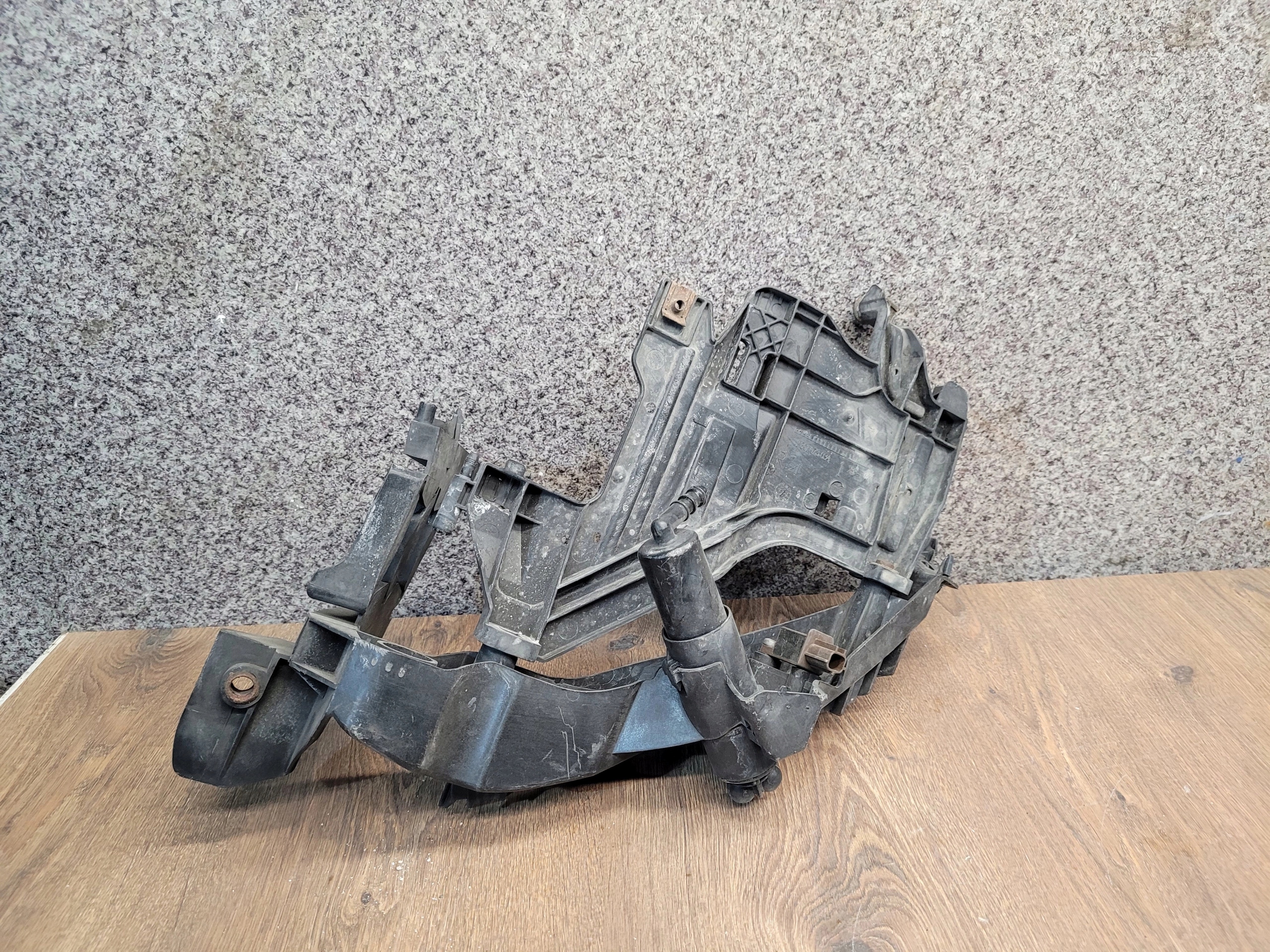 AUDI A4 B8 DRŽIAK PRAVÉHO SVETLA OSTREKOVAC 8K0805608A