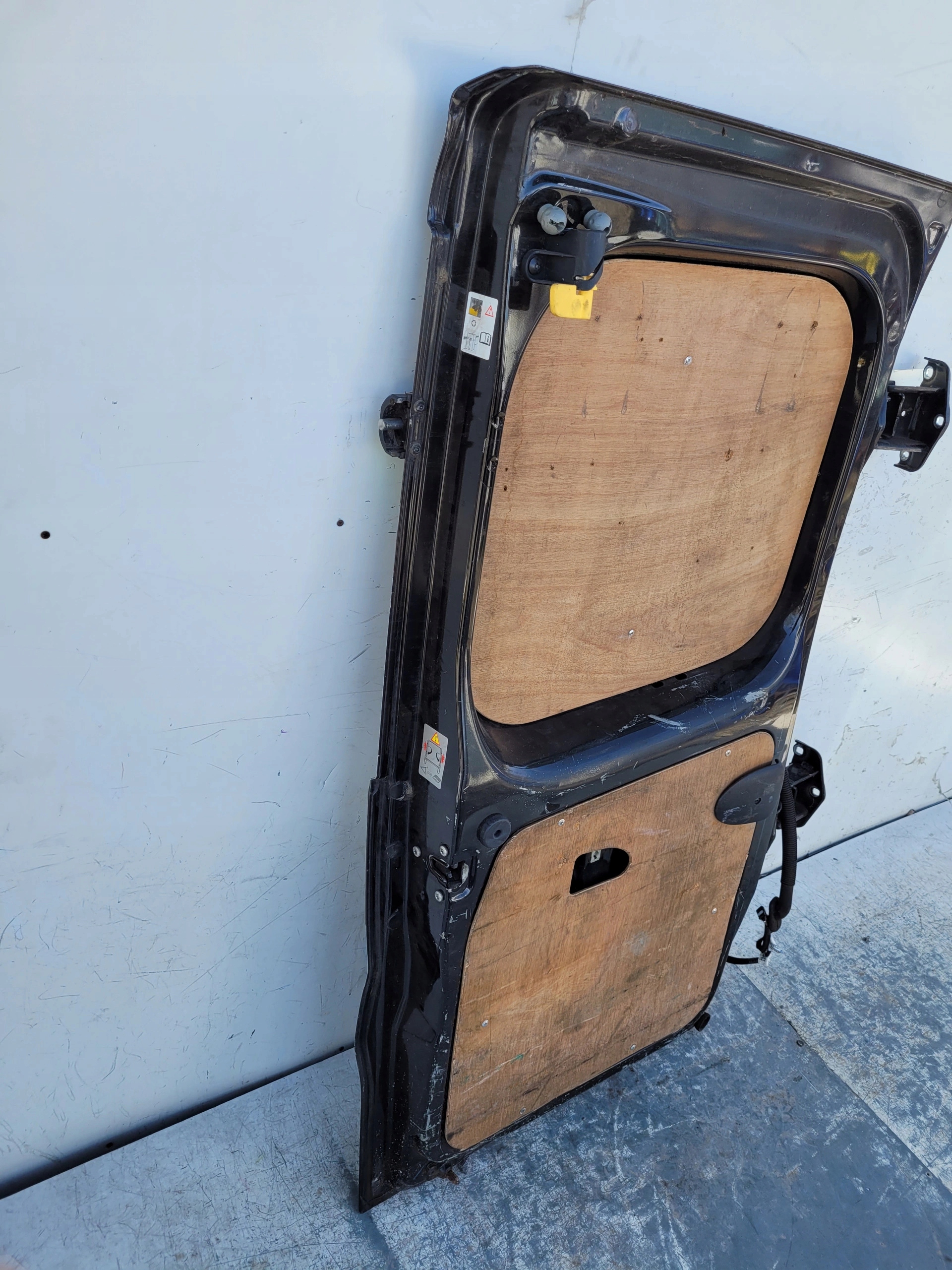 RENAULT TRAFIC III VIVARO LAVE ZADNE DVERE