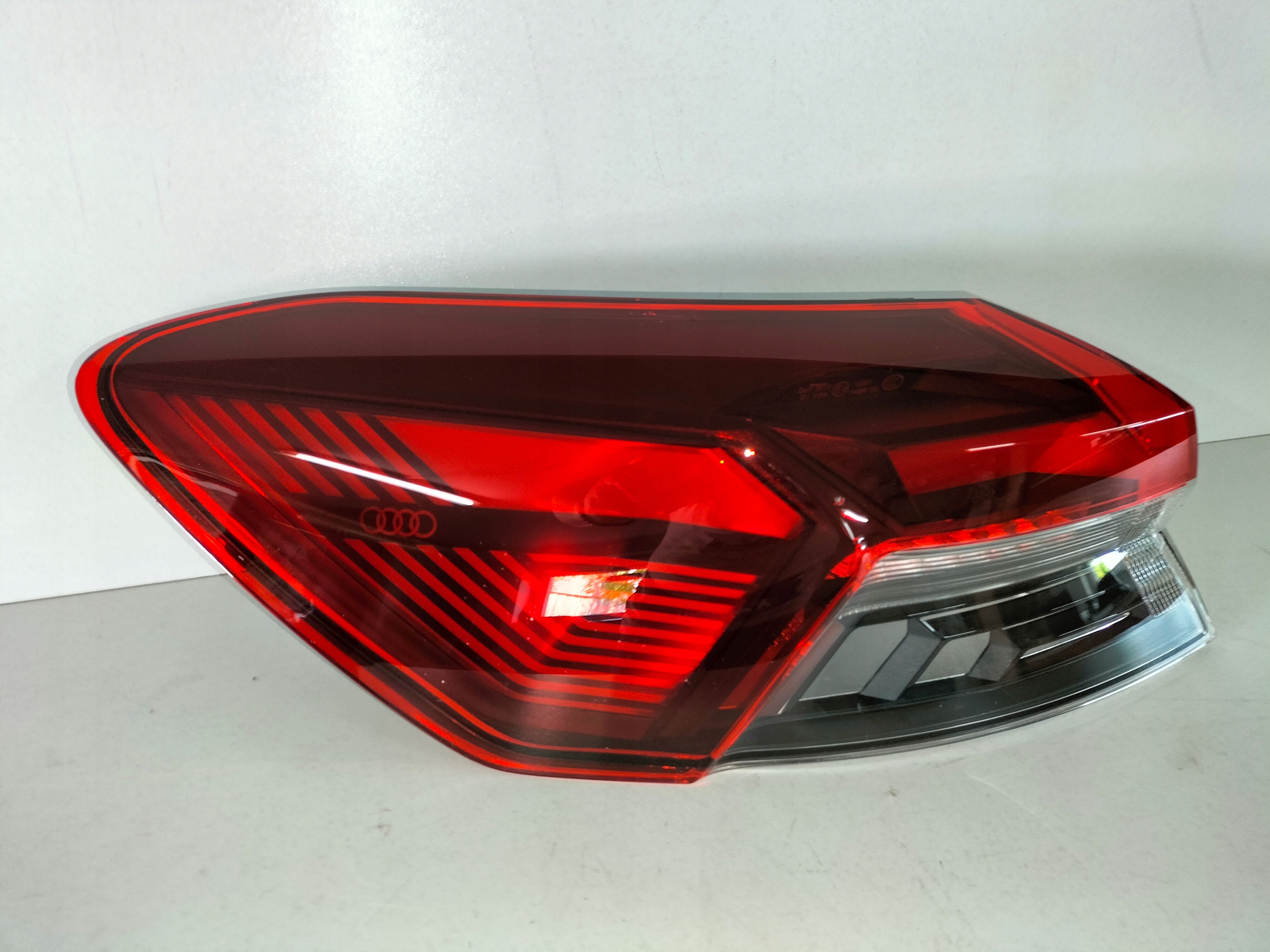 LAVE ZADNE SVETLO AUDI Q4 E-TRON 22-