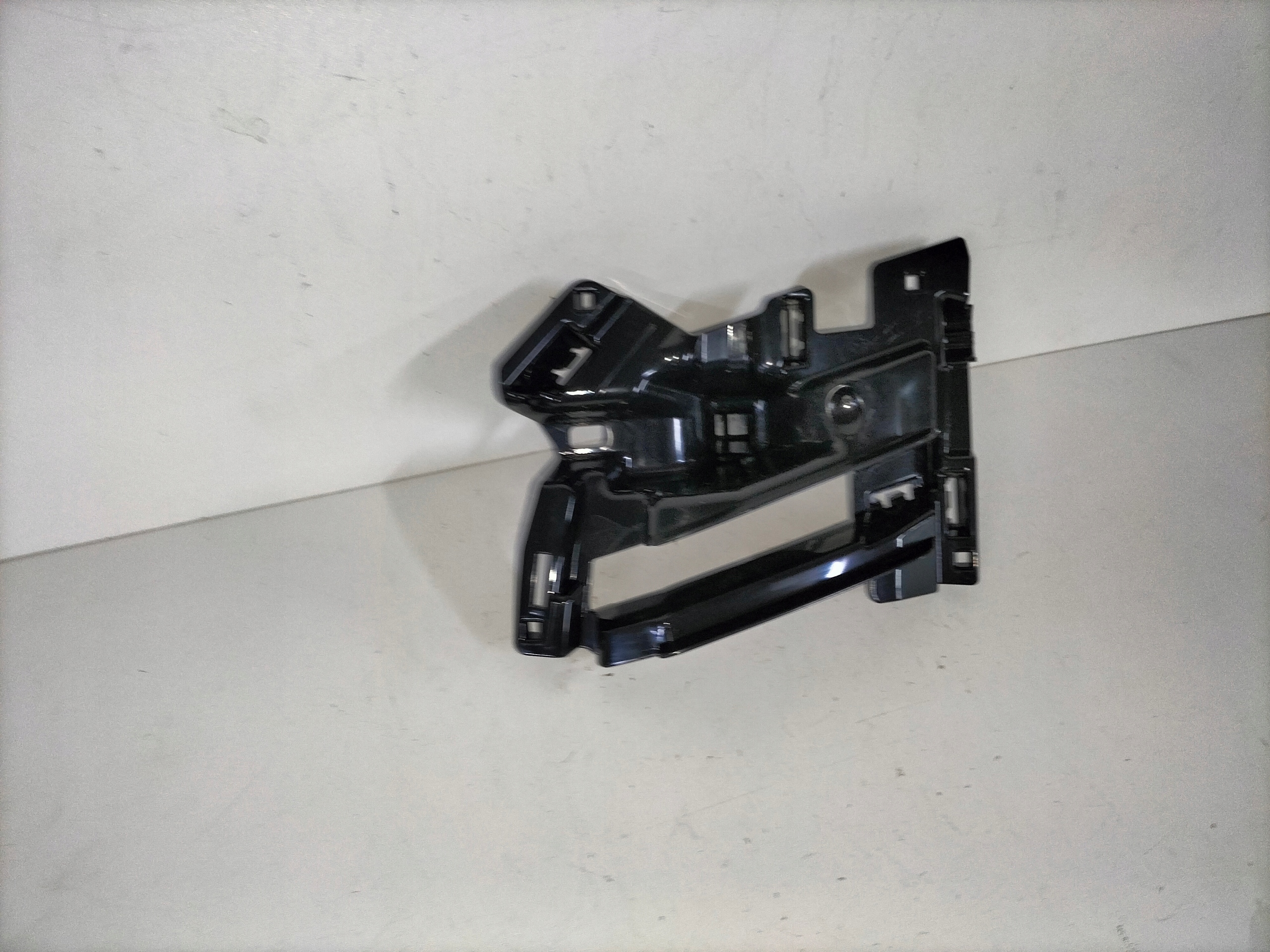 DRZIAK PREDNEHO NARAZNIKA PRAVY SKODA KODIAQ 16- POD MASKU