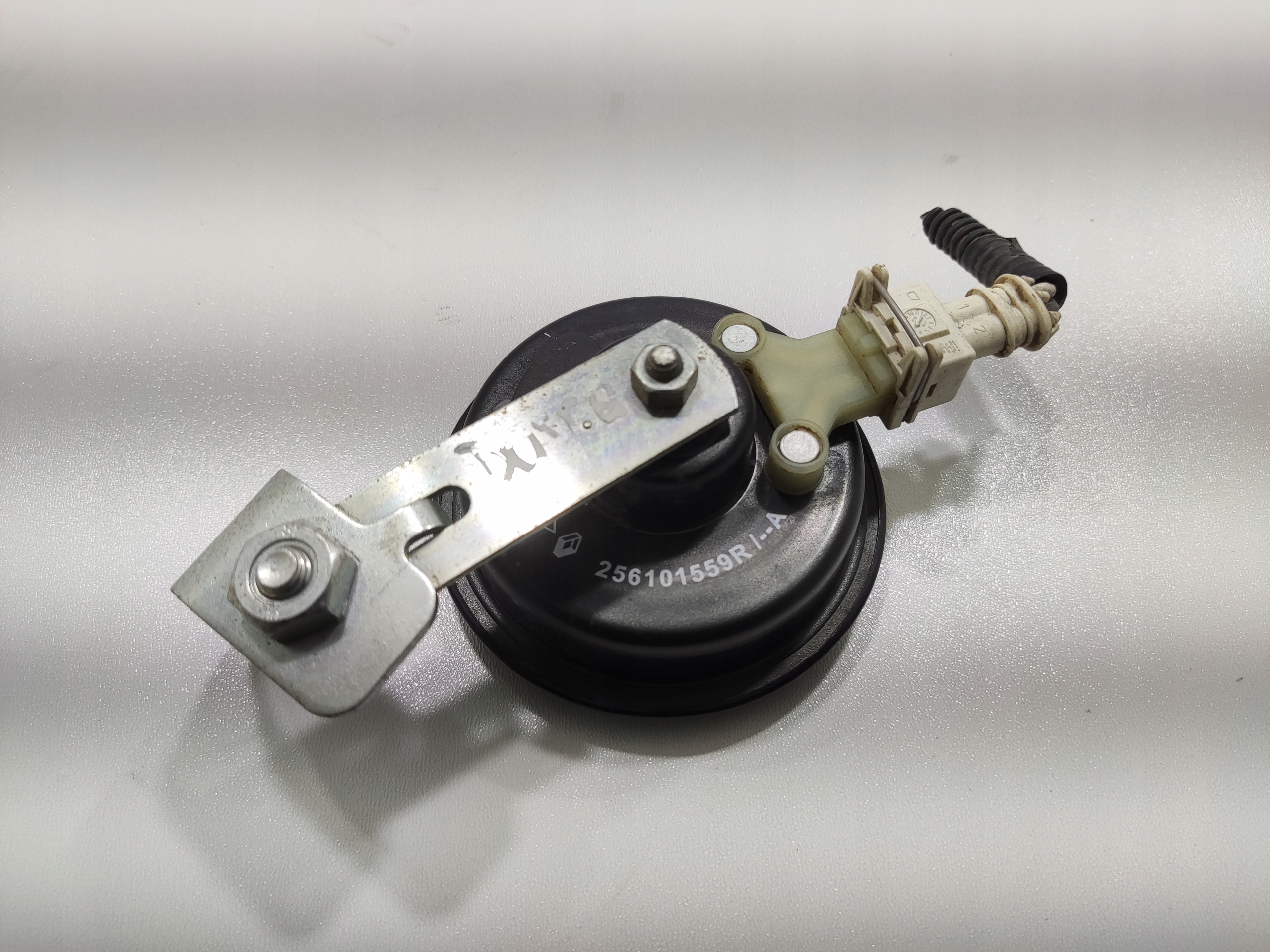 KLAKSON DACIA DUSTER I 2014-2017 LIFT 256101559R