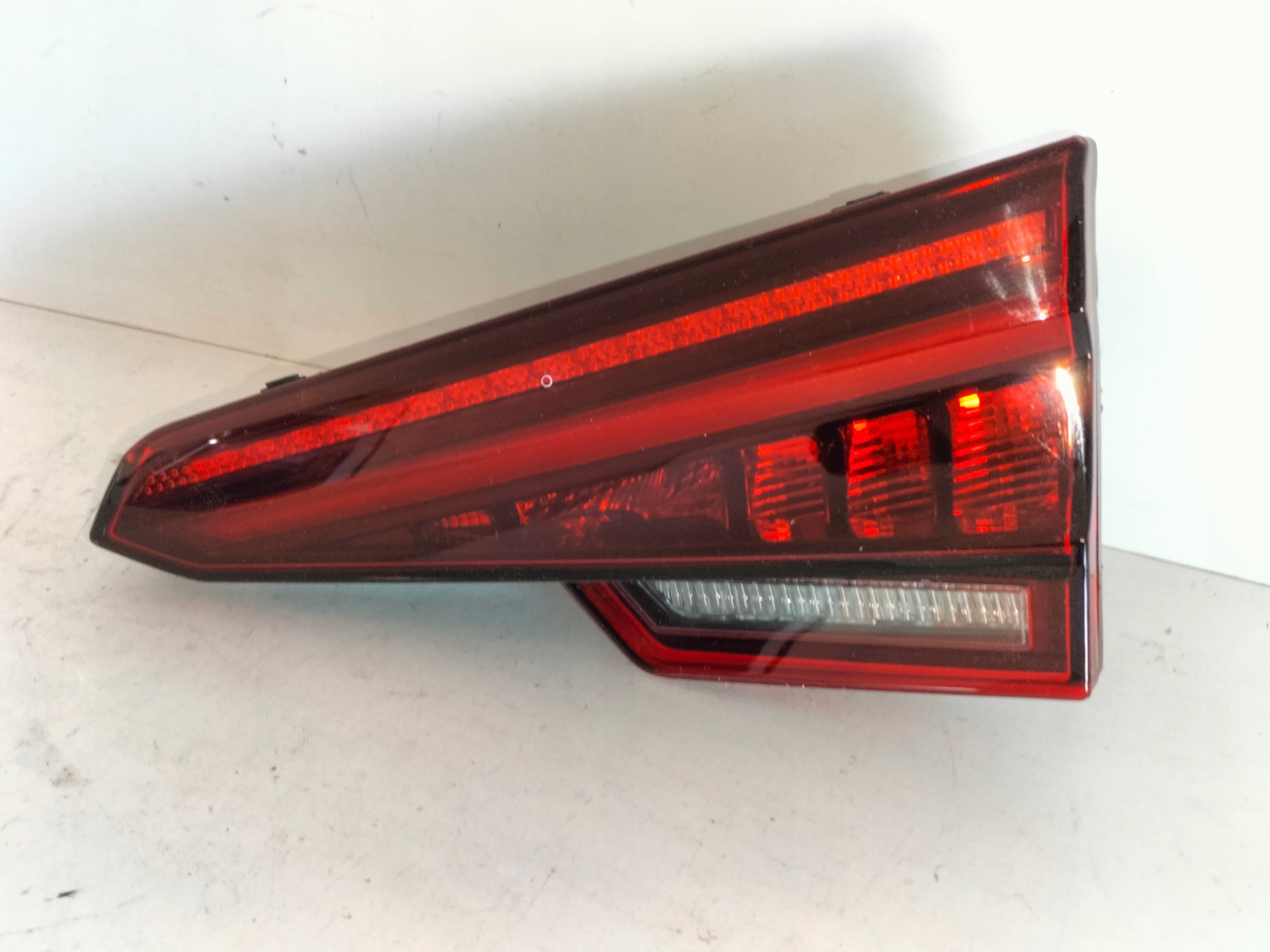 PRAVE ZADNE SVETLO AUDI A4 B9 8W 15-19 SEDAN LED