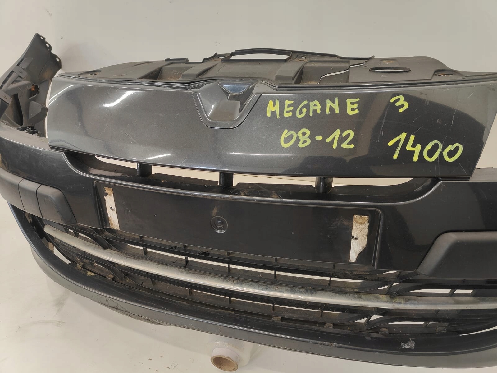 Renault Megane III 08-12 PREDNÝ NÁRAZNÍK KOMPLETNY OSTREKOVAČE