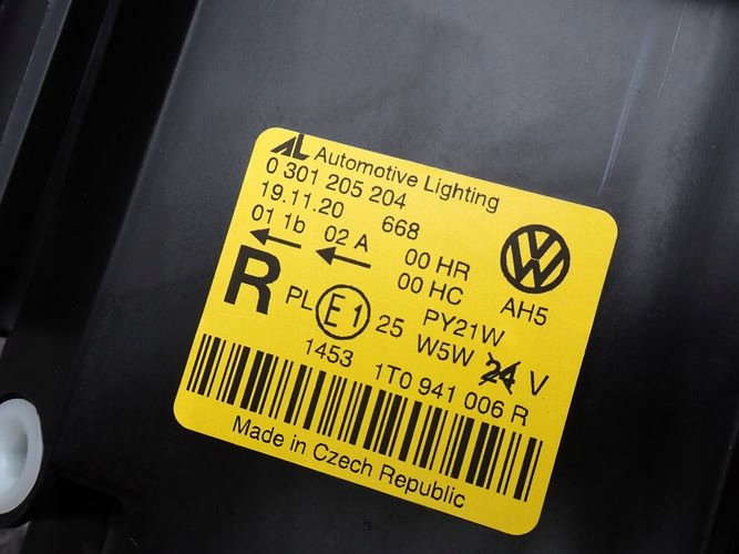 VW TOURAN 03-06 PRAVE PREDNE SVETLO