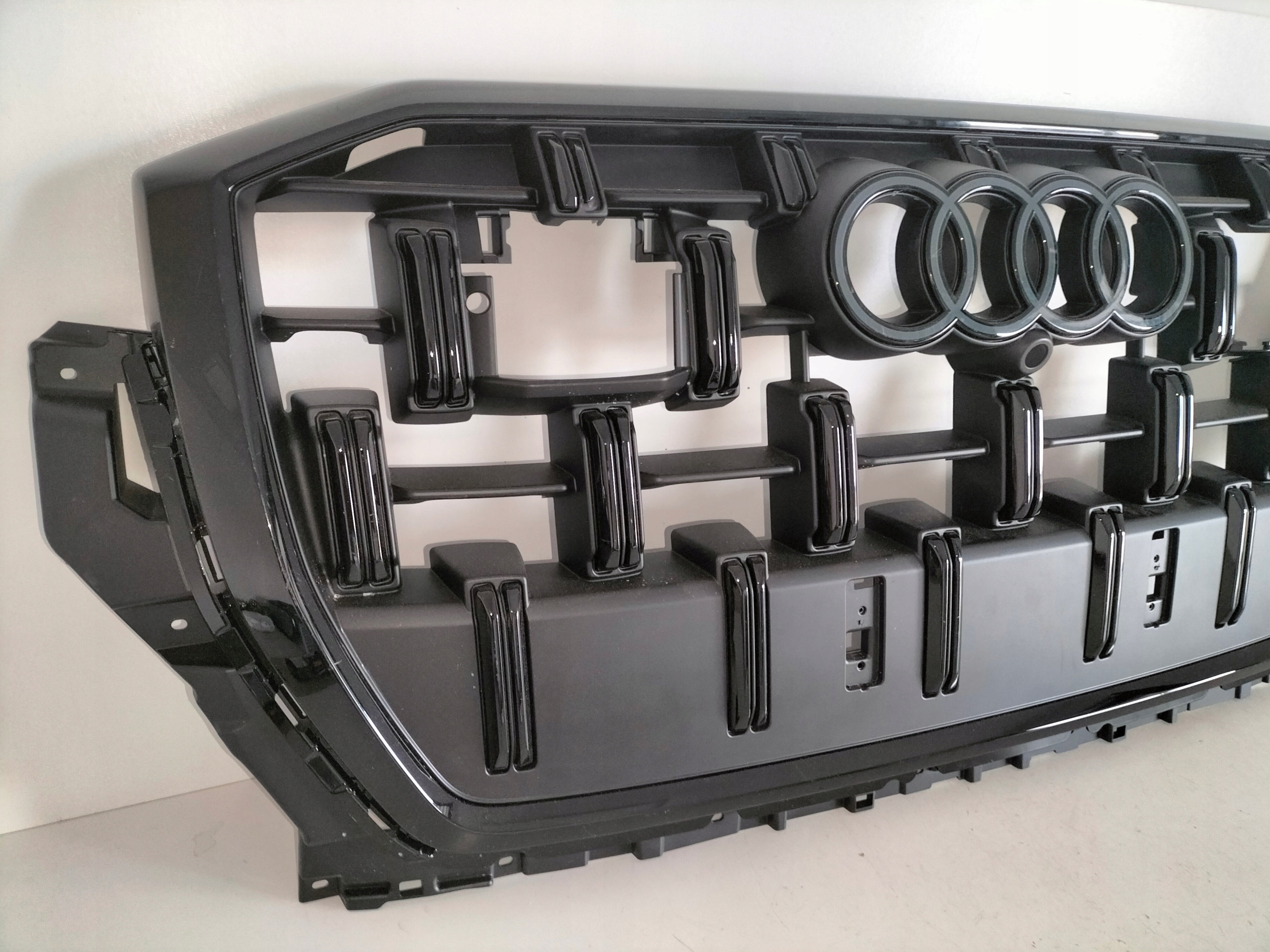 MRIEZKA LISTA AUDI Q7 LIFT 23- S-LINE