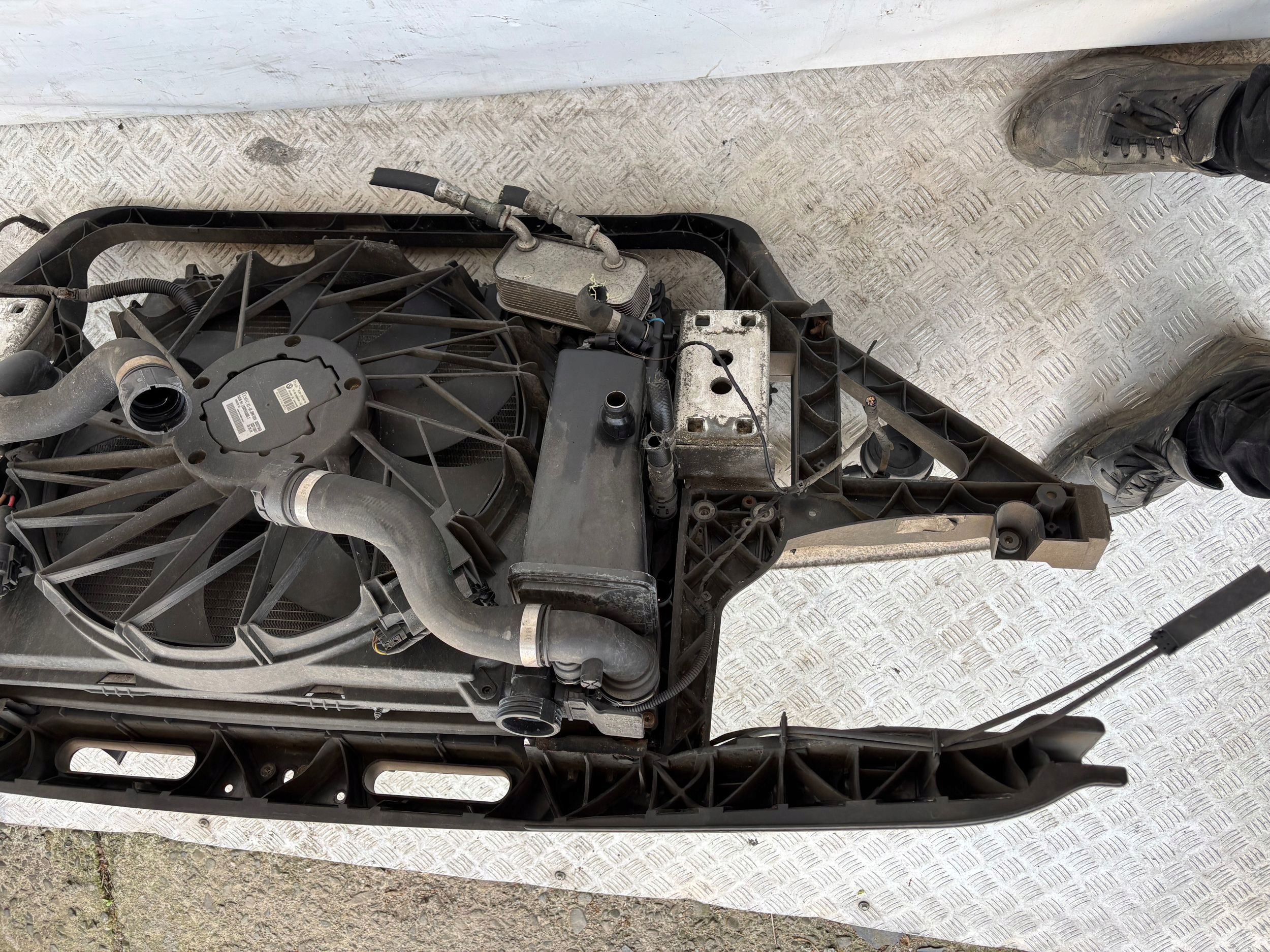 PREDNÉ PÁS  VÝSTUHA CHLADIČE BMW X3 E83 3.0i