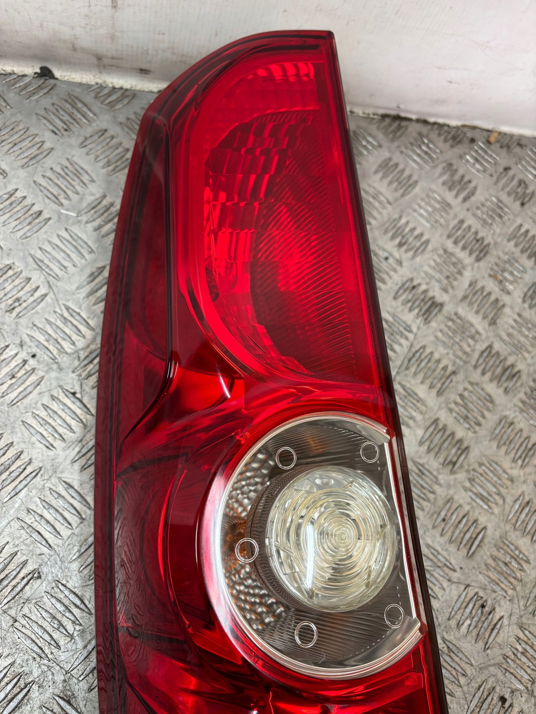 LAVE ZADNE SVETLO FIAT DOBLO 10-