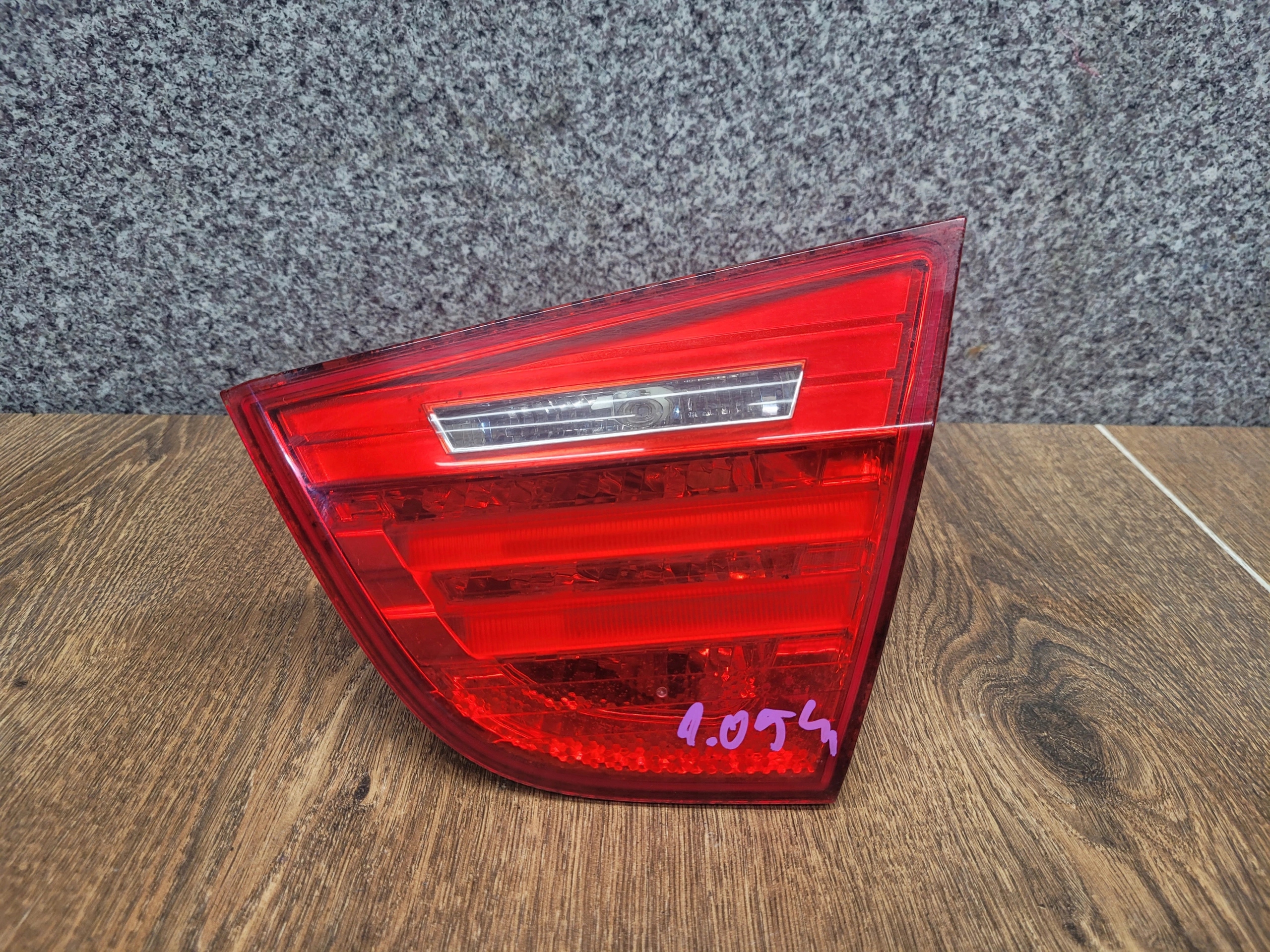 BMW 3 E90 LIFT PRAVÉ ZADNÉ SVETLO V KAPOTE 7289428