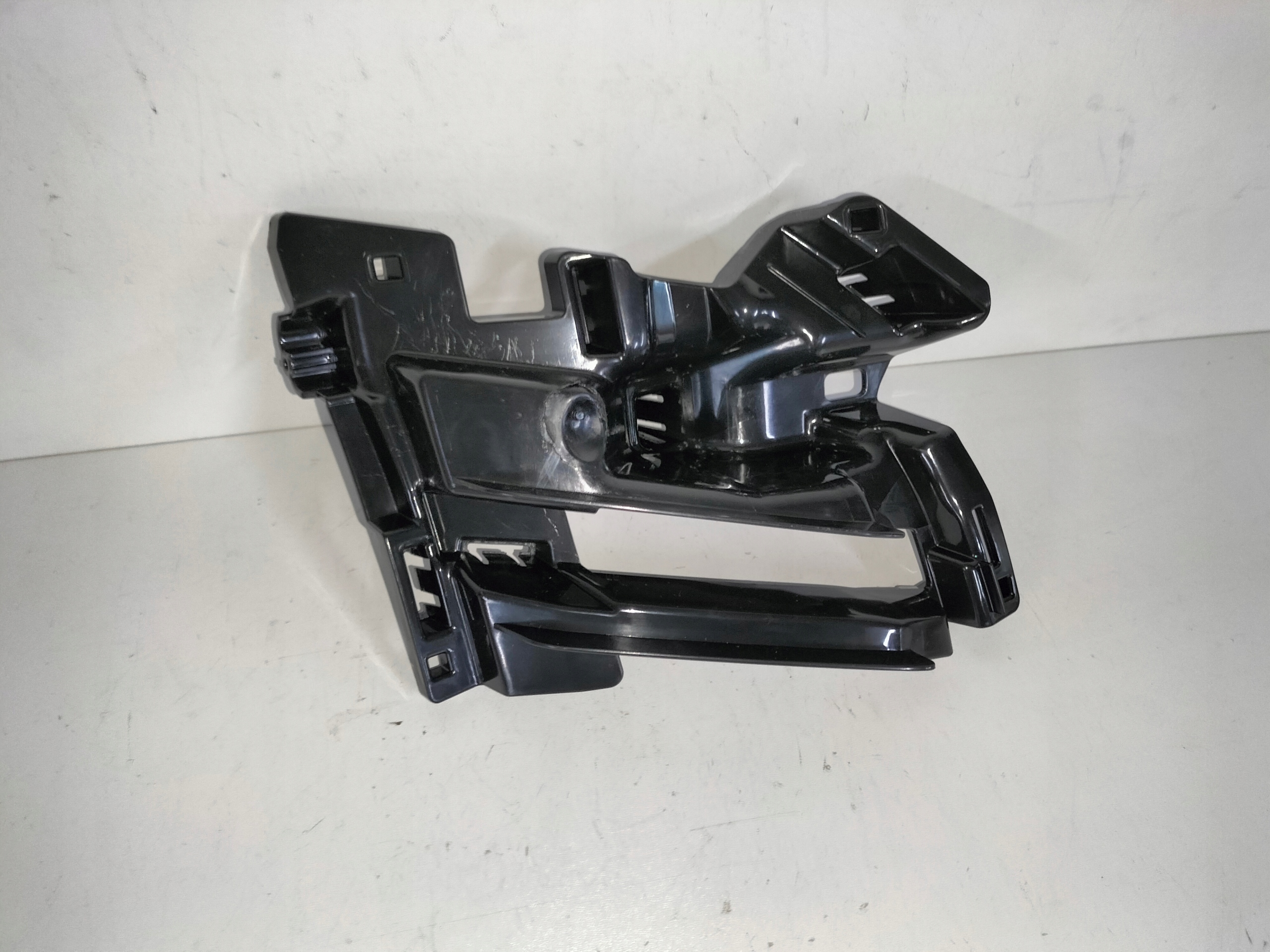 DRZIAK PREDNEHO NARAZNIKA LAVY SKODA KODIAQ 16- POD MASKU