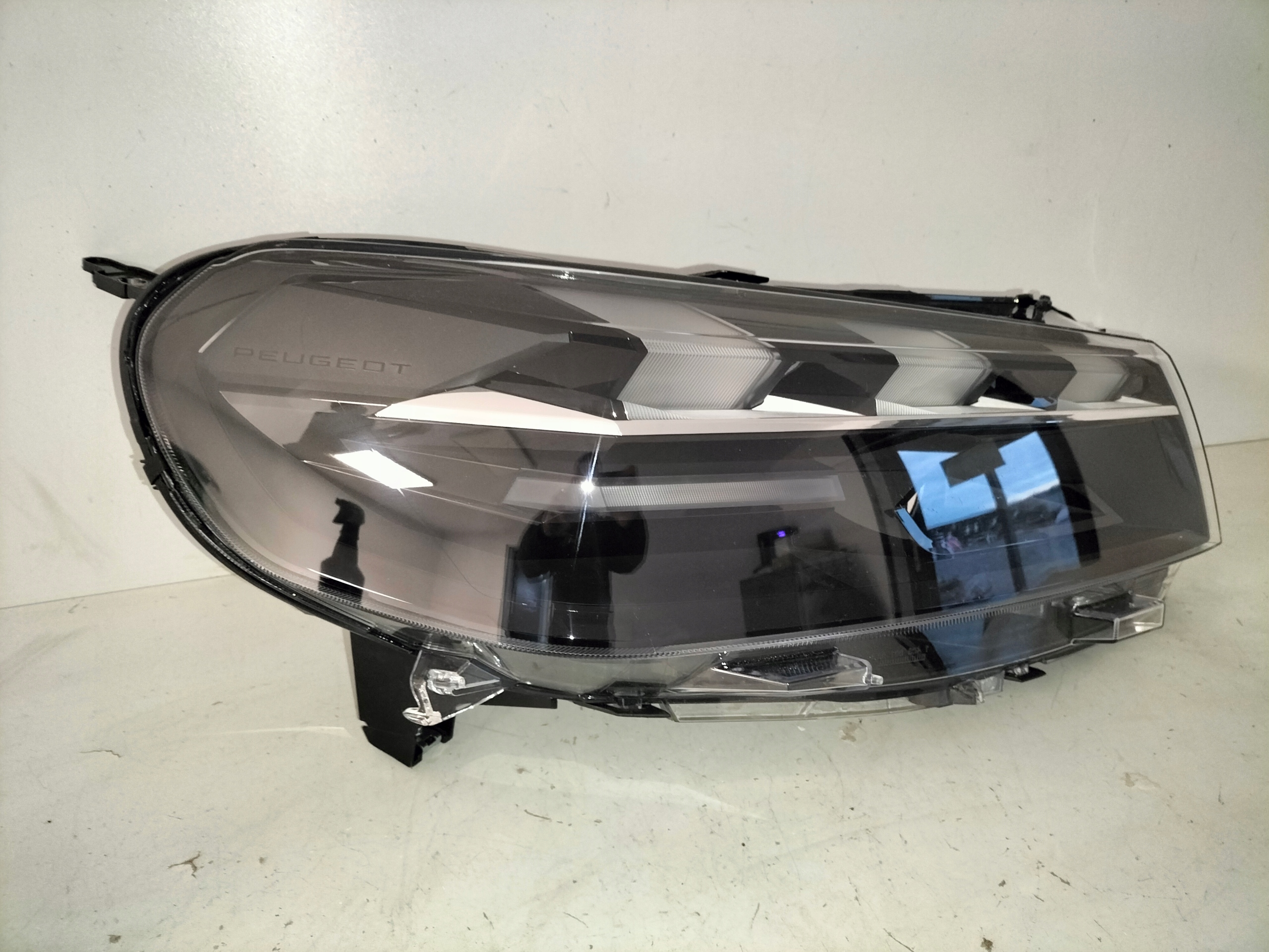 PRAVE PREDNE SVETLO PEUGEOT EXPERT IV TRAVELLER 24- FULL LED