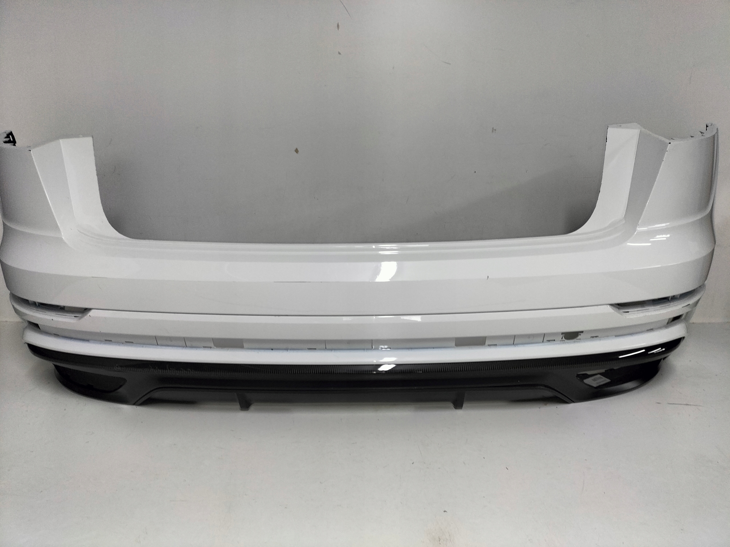 ZADNÝ NÁRAZNÍK AUDI Q8 SQ8 4M8 18- S-LINE