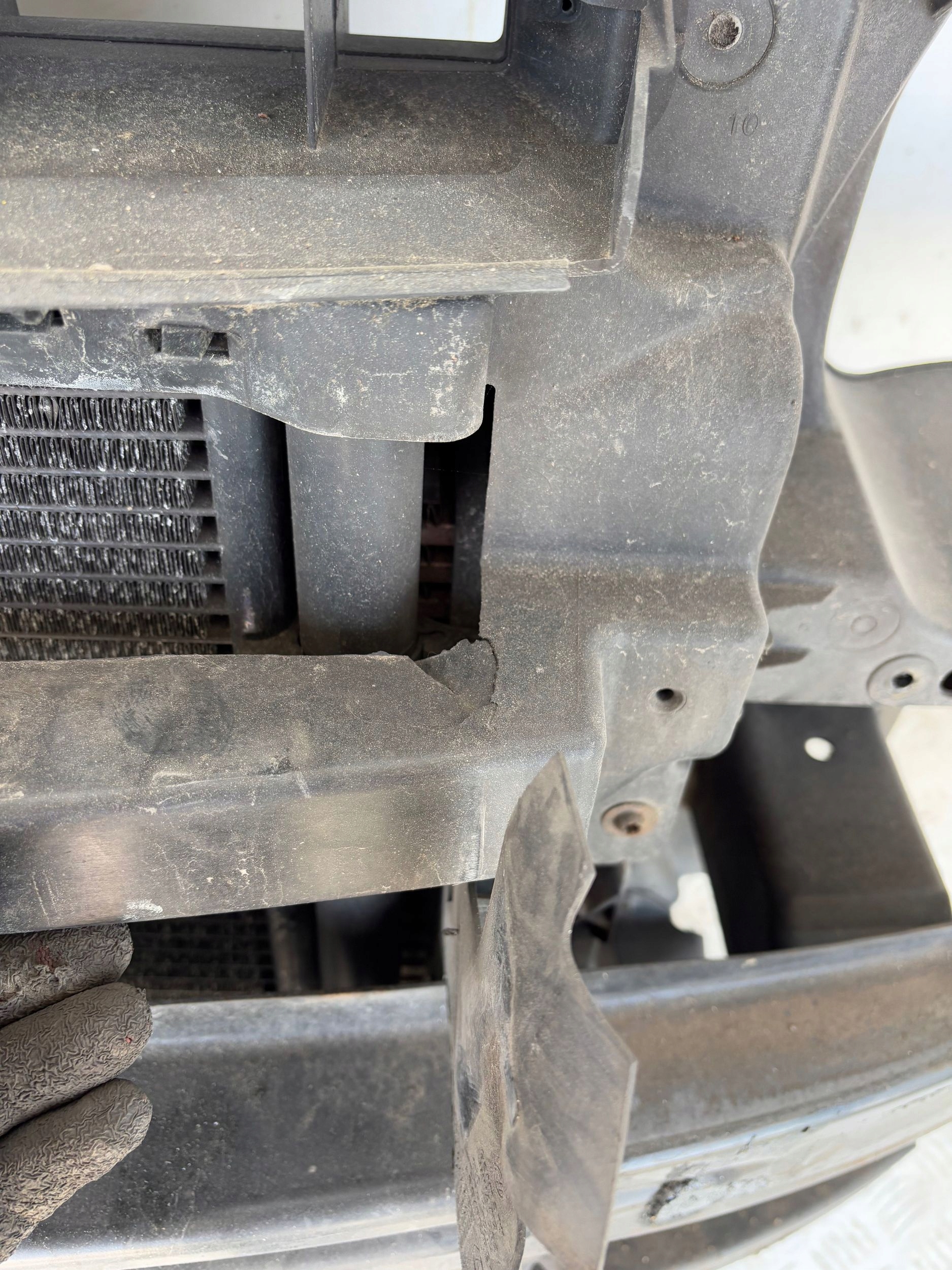 PREDNE CELO CHLADICE VW TOURAN I 2.0 TDI 03-