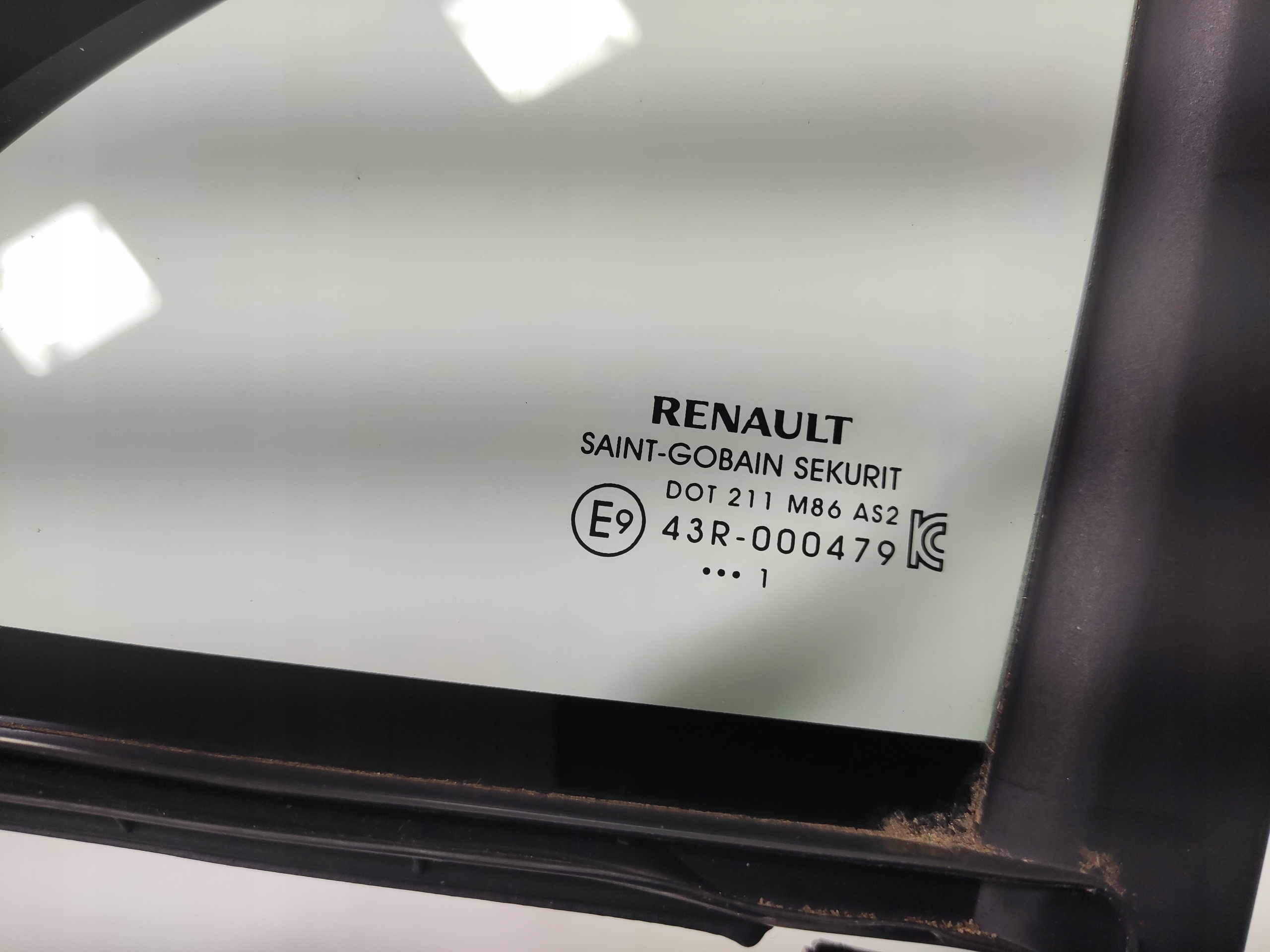 SKLO LAVYCH PREDNYCH DVERI TROJUHOLNÍK RENAULT ZOE I 2013-2019