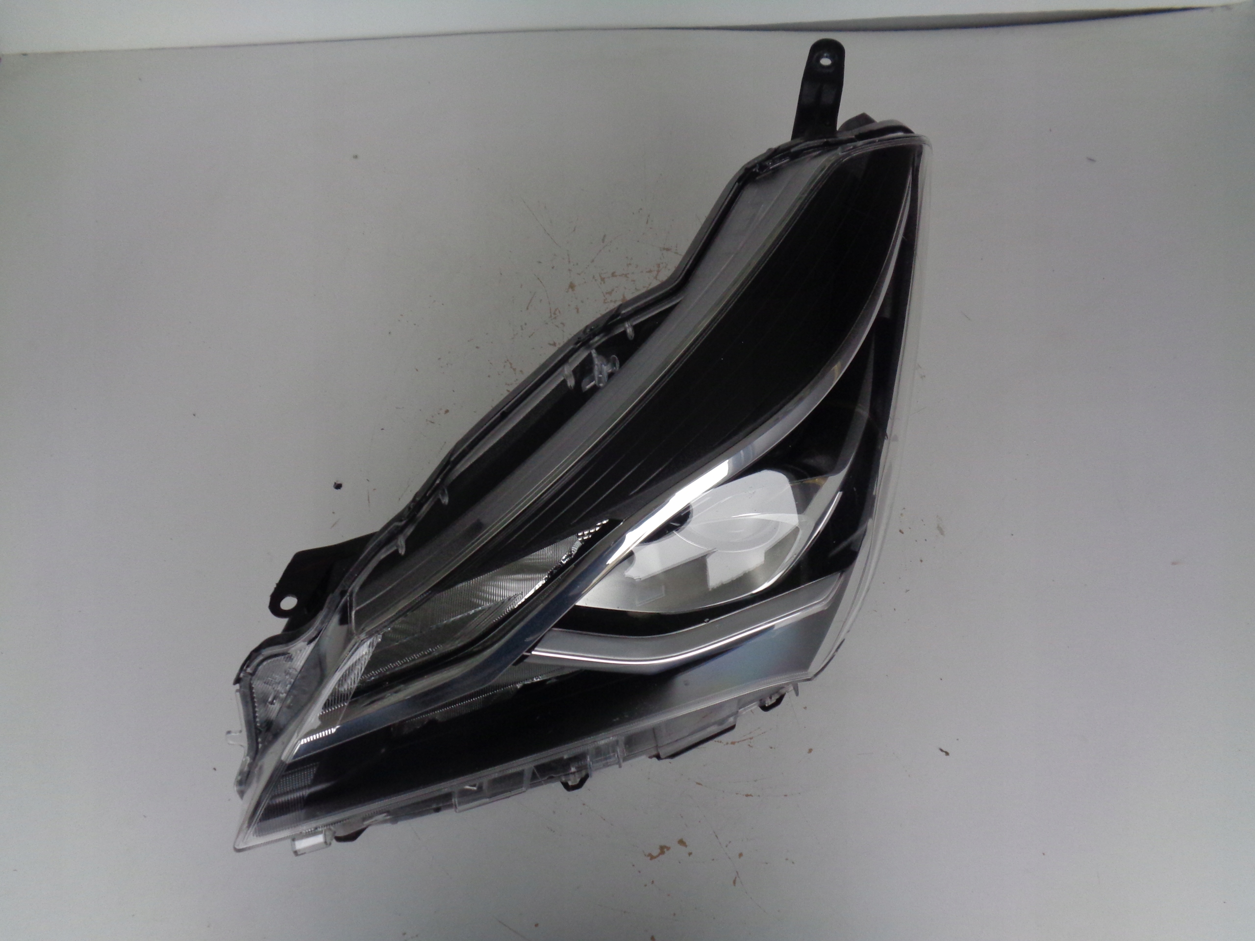 LAVE PREDNE SVETLO TOYOTA YARIS III 17- LIFT