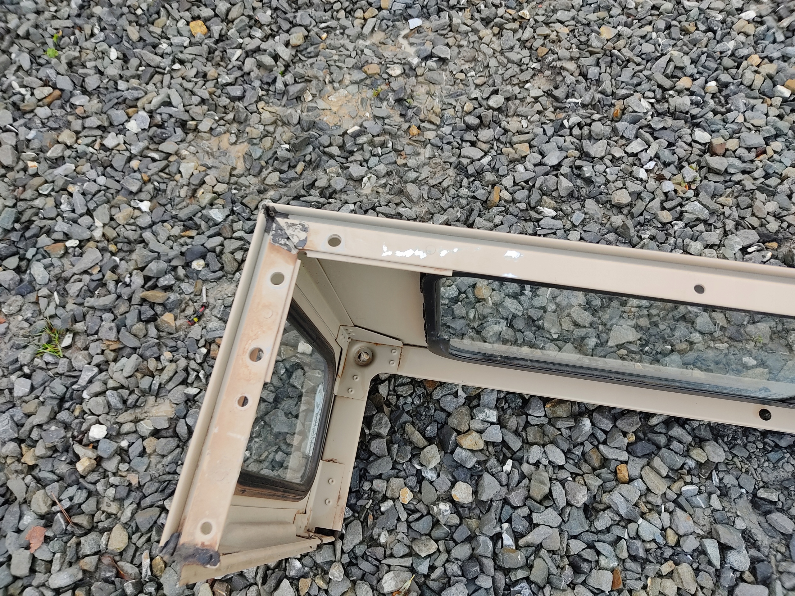 ĽAVÉ ZADNÉ SKLO RÁM DEFENDER 1999-2014