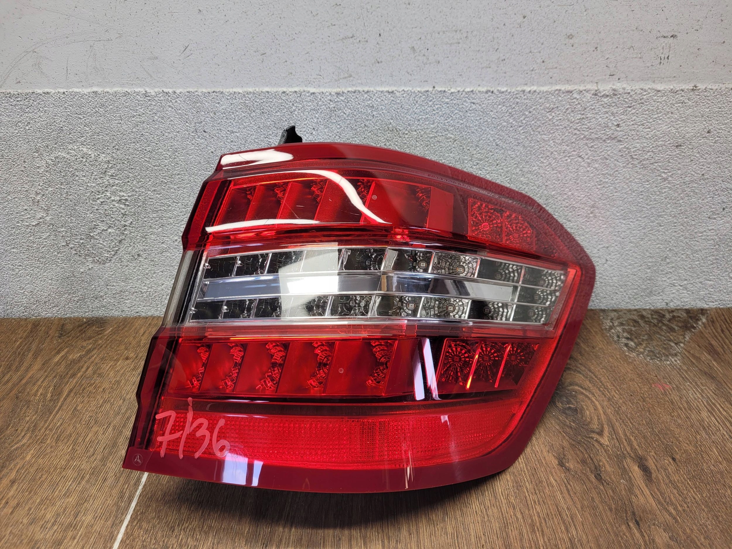 MERCEDES E W212 KOMBI 2128204064 PRAVÉ ZADNÉ SVETLO