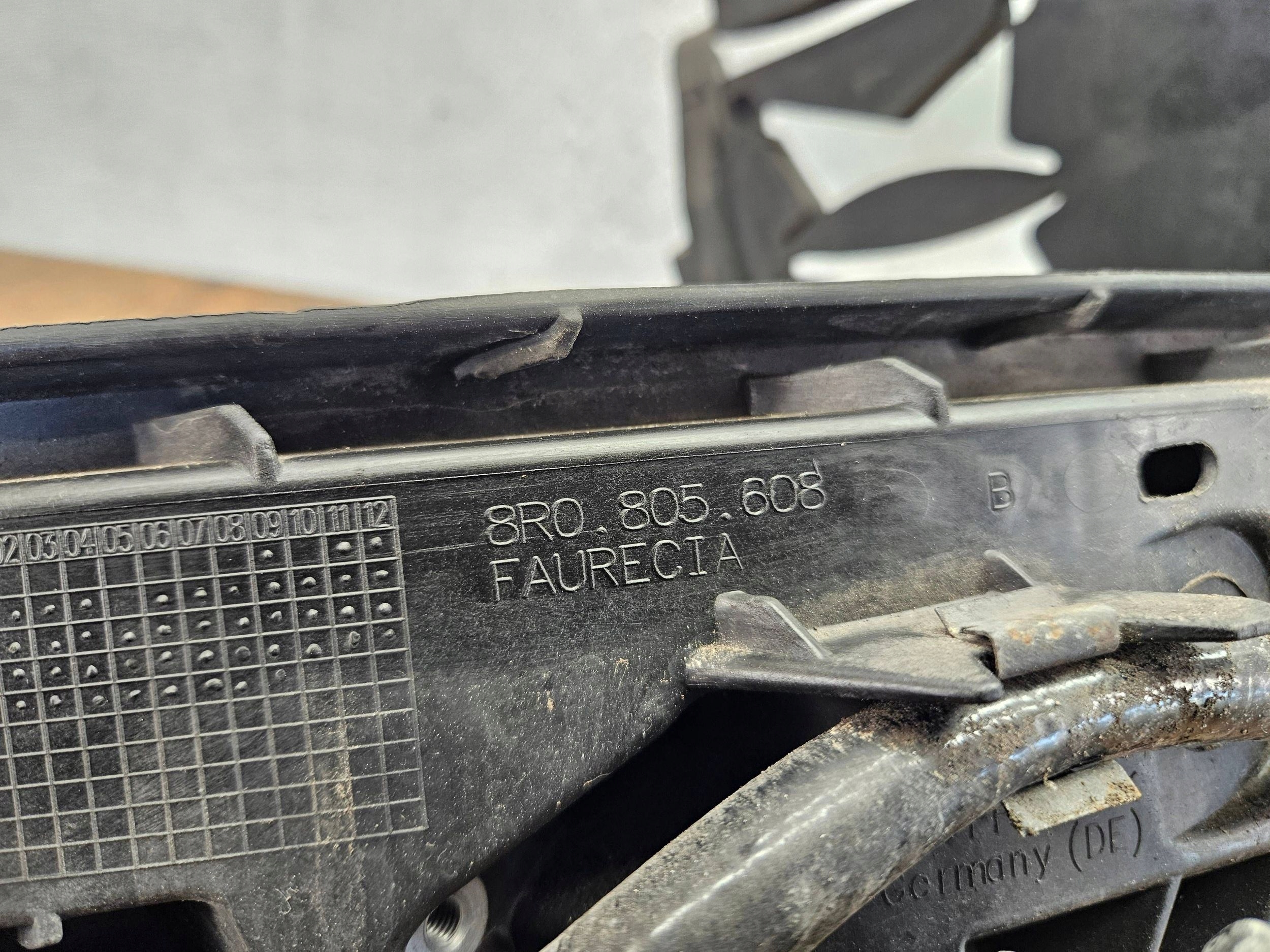 Audi Q5 SQ5 8R0805608 DRŽIAK POD SVETLO PRAVÝ