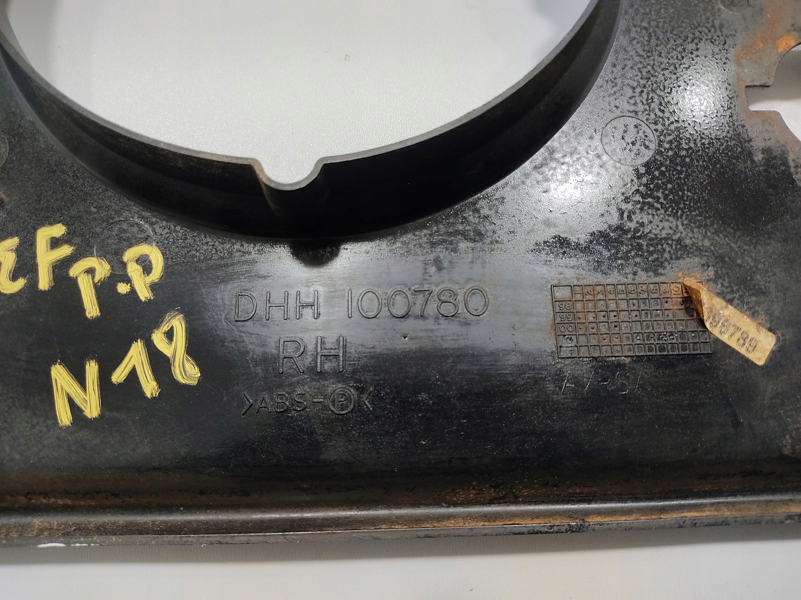 RÁMIK KRYT PRAVÉHO SVETLA LAND ROVER DEFENDER DHH100780 1999-2014