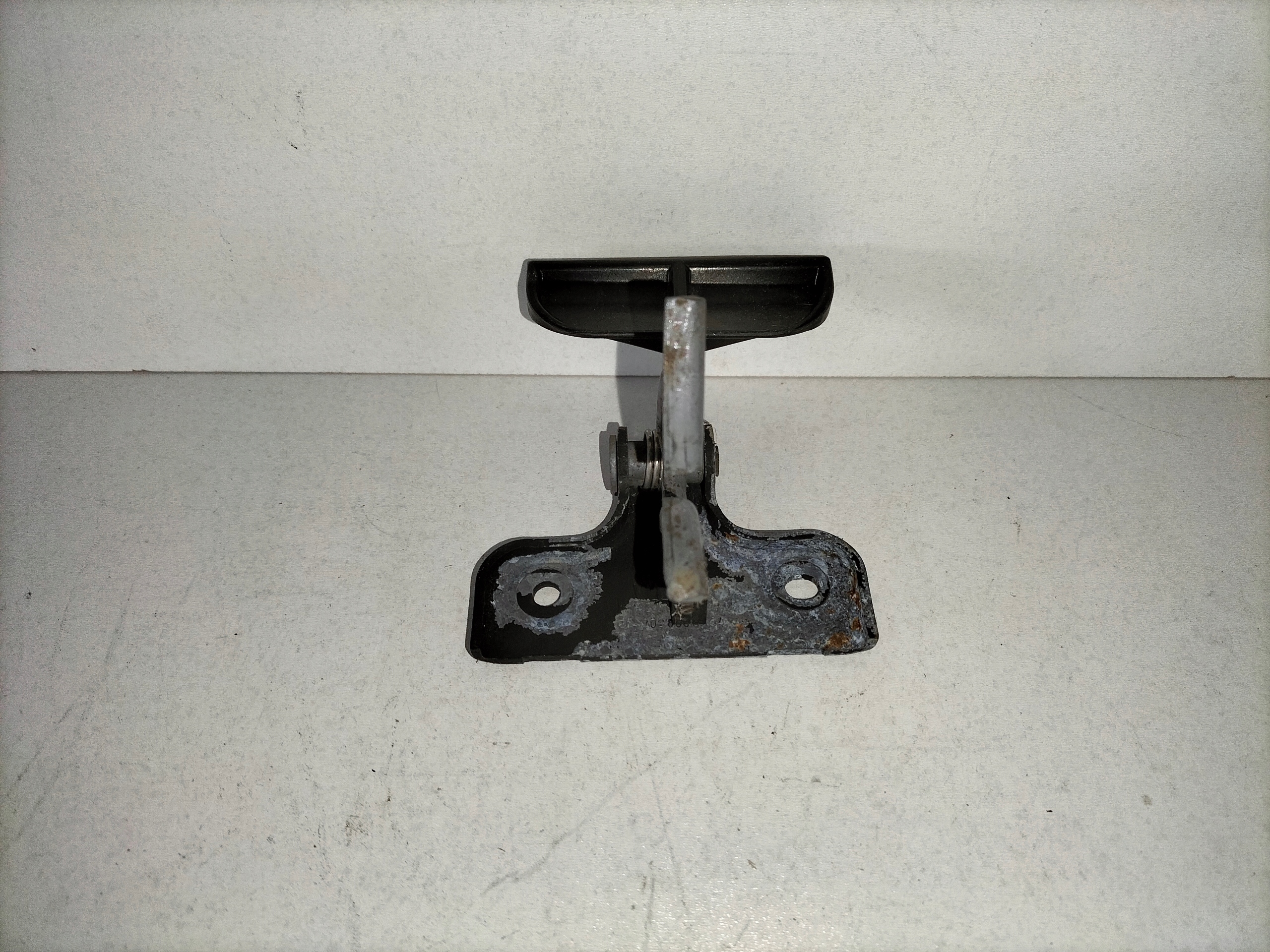ZAMOK PREDNEJ KAPOTY MERCEDES CLK W209 02-