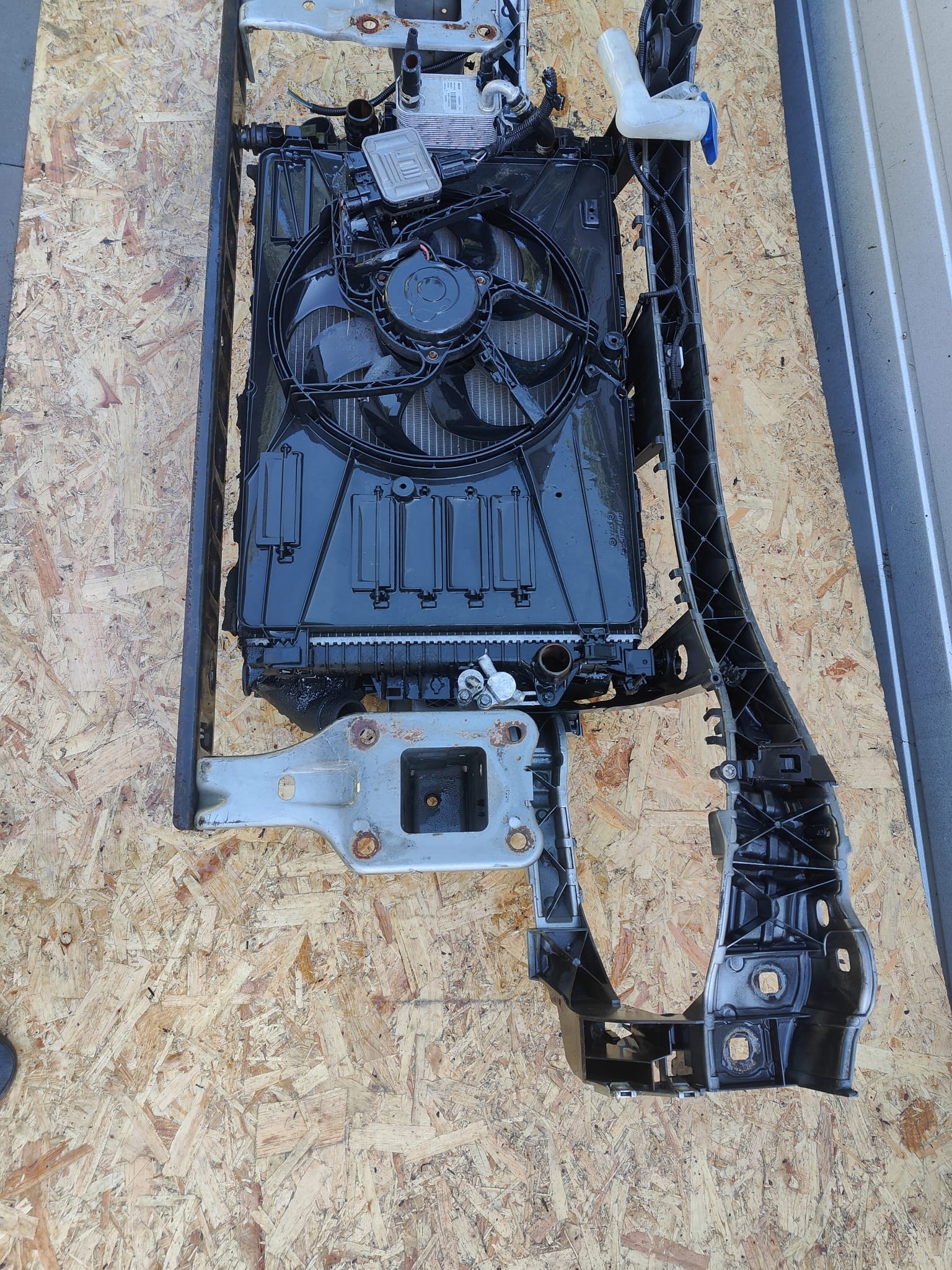 Ford Mondeo mk4 2.0tdci autmat 07-10 PREDNE CELO CHLADICE WENZADATOR VÝSTUHA