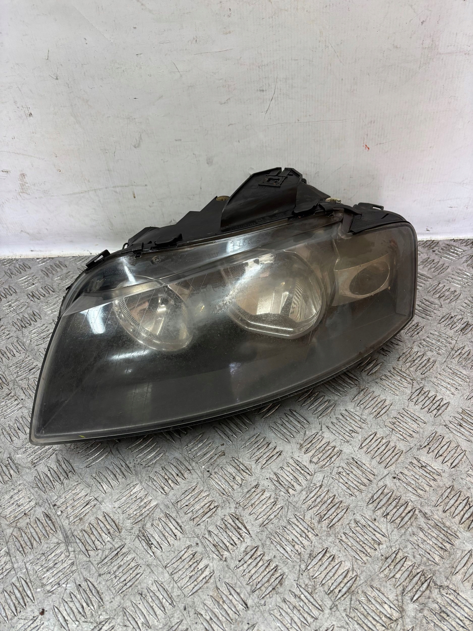 LAVE PREDNE SVETLO AUDI A3 8P0 LIFT 05-