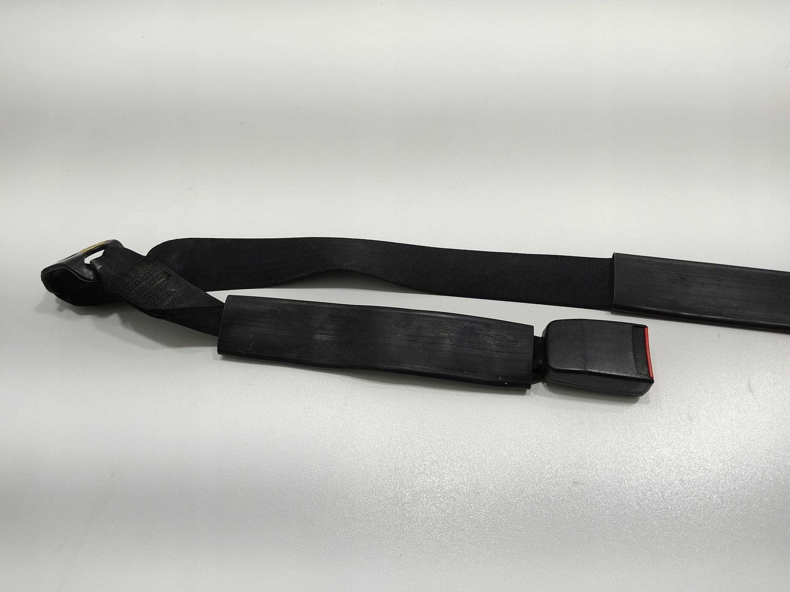 ZADNÝ BEDROVÝ BEZPEČNOSTNÝ PÁS LAND ROVER DEFENDER BTR 5782 BTR5782