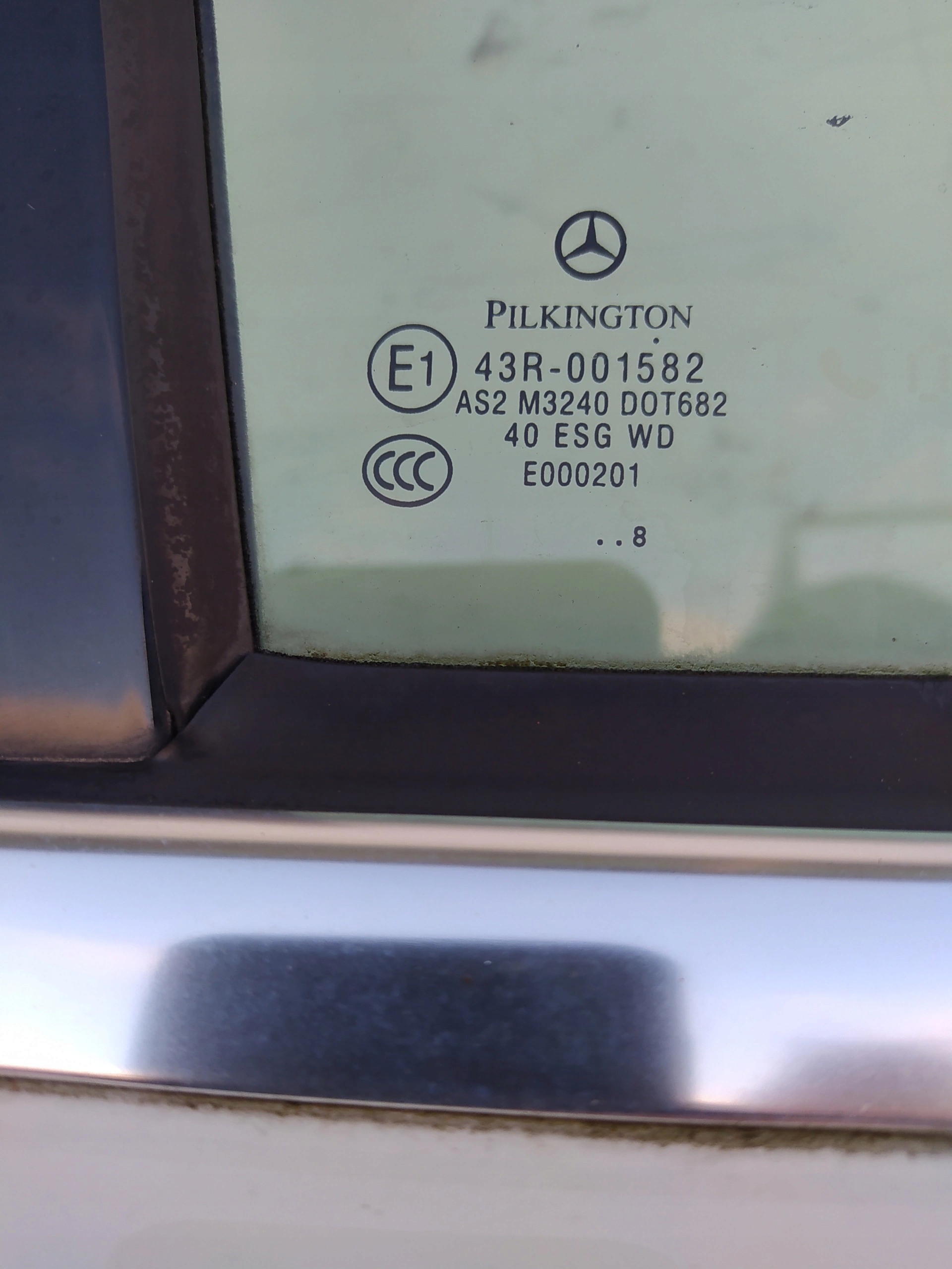 MERCEDES DVERE SEDAN PRAVÉ ZADNÉ